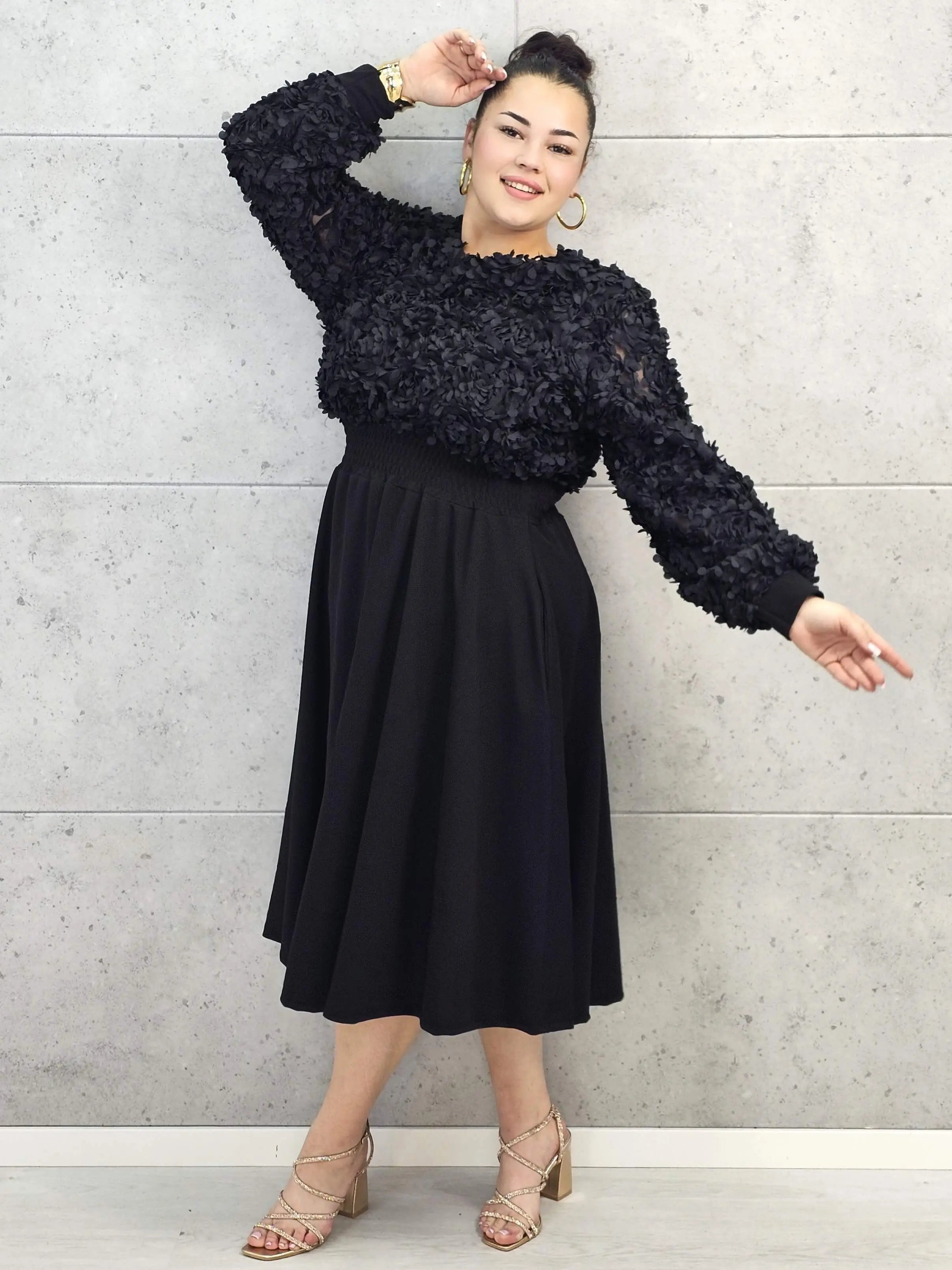 Sukienka plus size czarna z kwiatową fakturą – elegancja i lekkość w jednym Stylowa XL