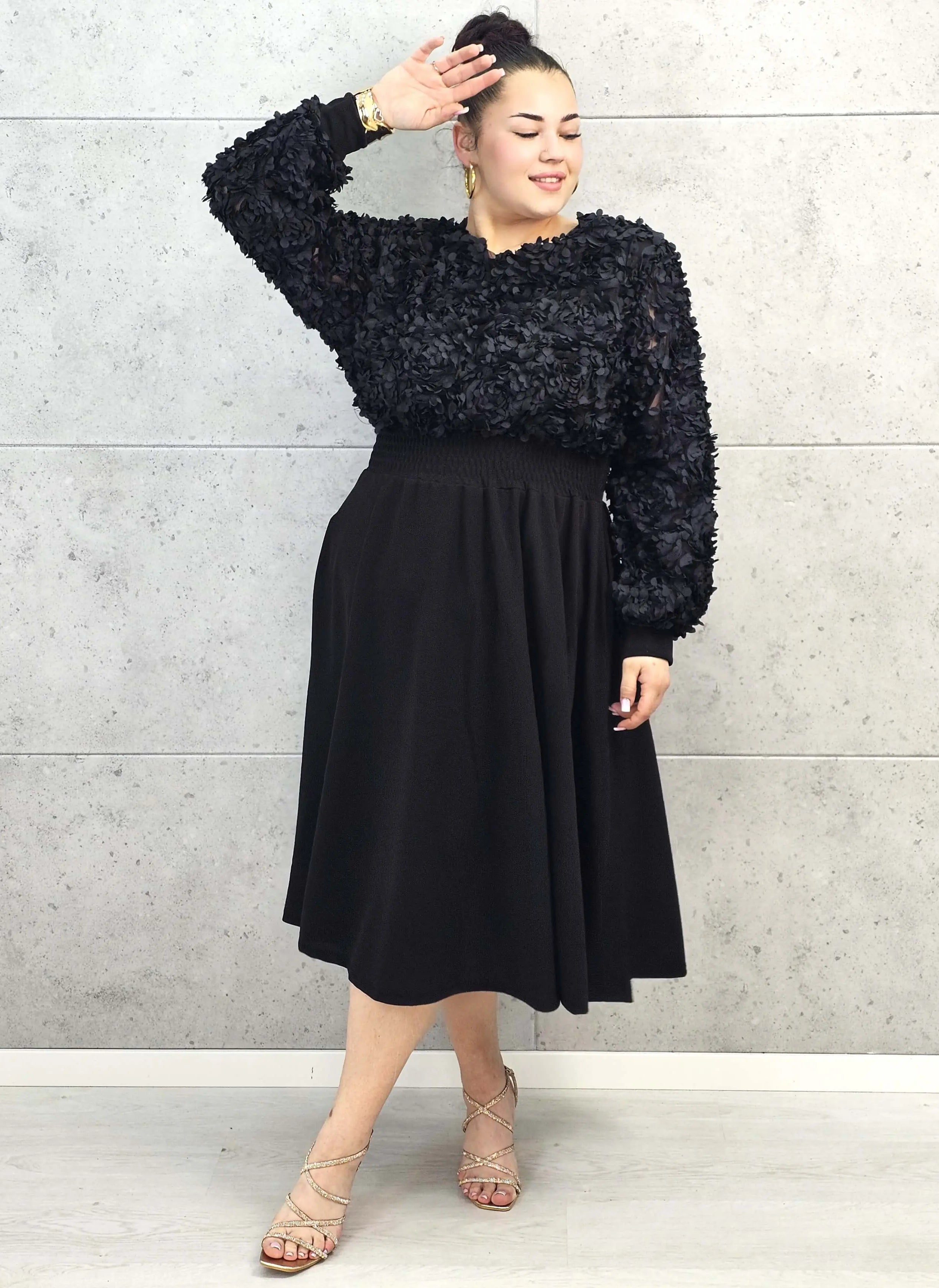 Sukienka plus size czarna z kwiatową fakturą – elegancja i lekkość w jednym Stylowa XL