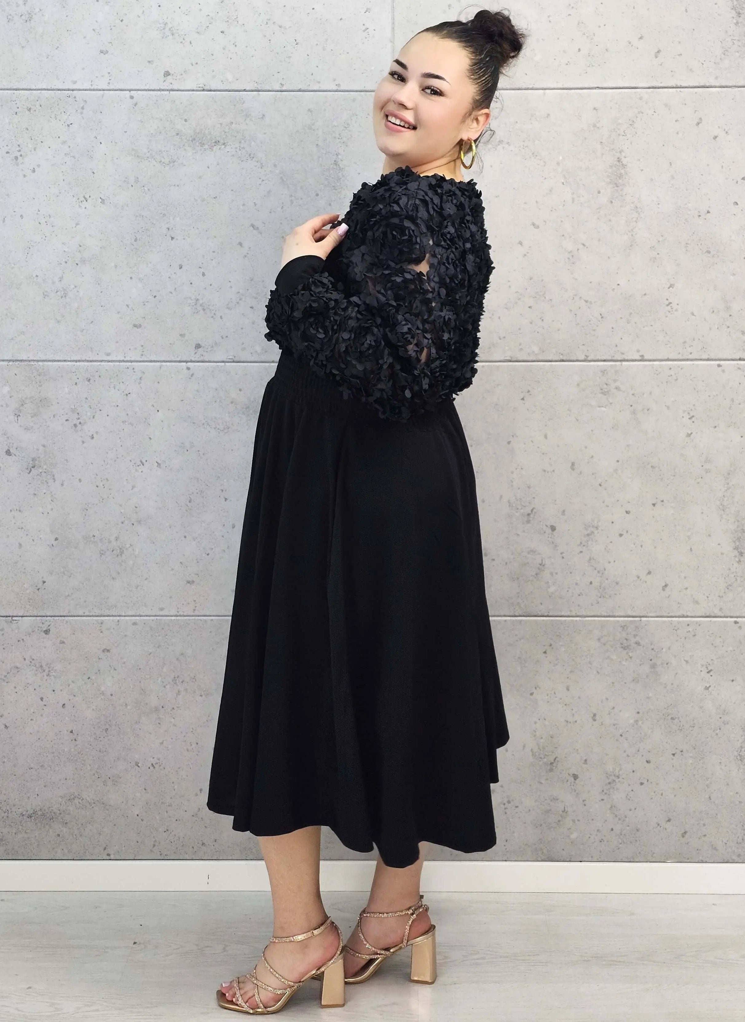 Sukienka plus size czarna z kwiatową fakturą – elegancja i lekkość w jednym Stylowa XL