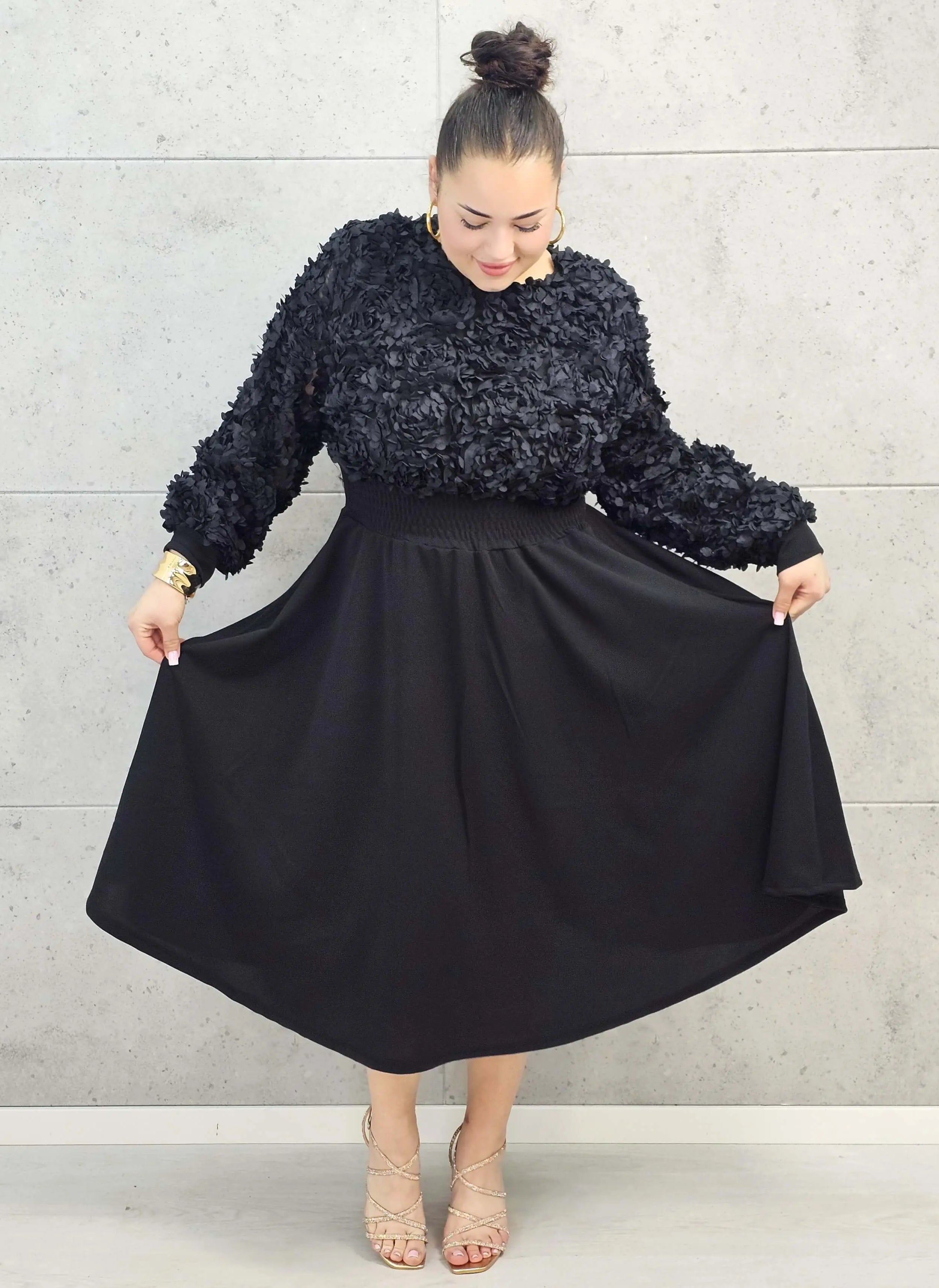 Sukienka plus size czarna z kwiatową fakturą – elegancja i lekkość w jednym Stylowa XL