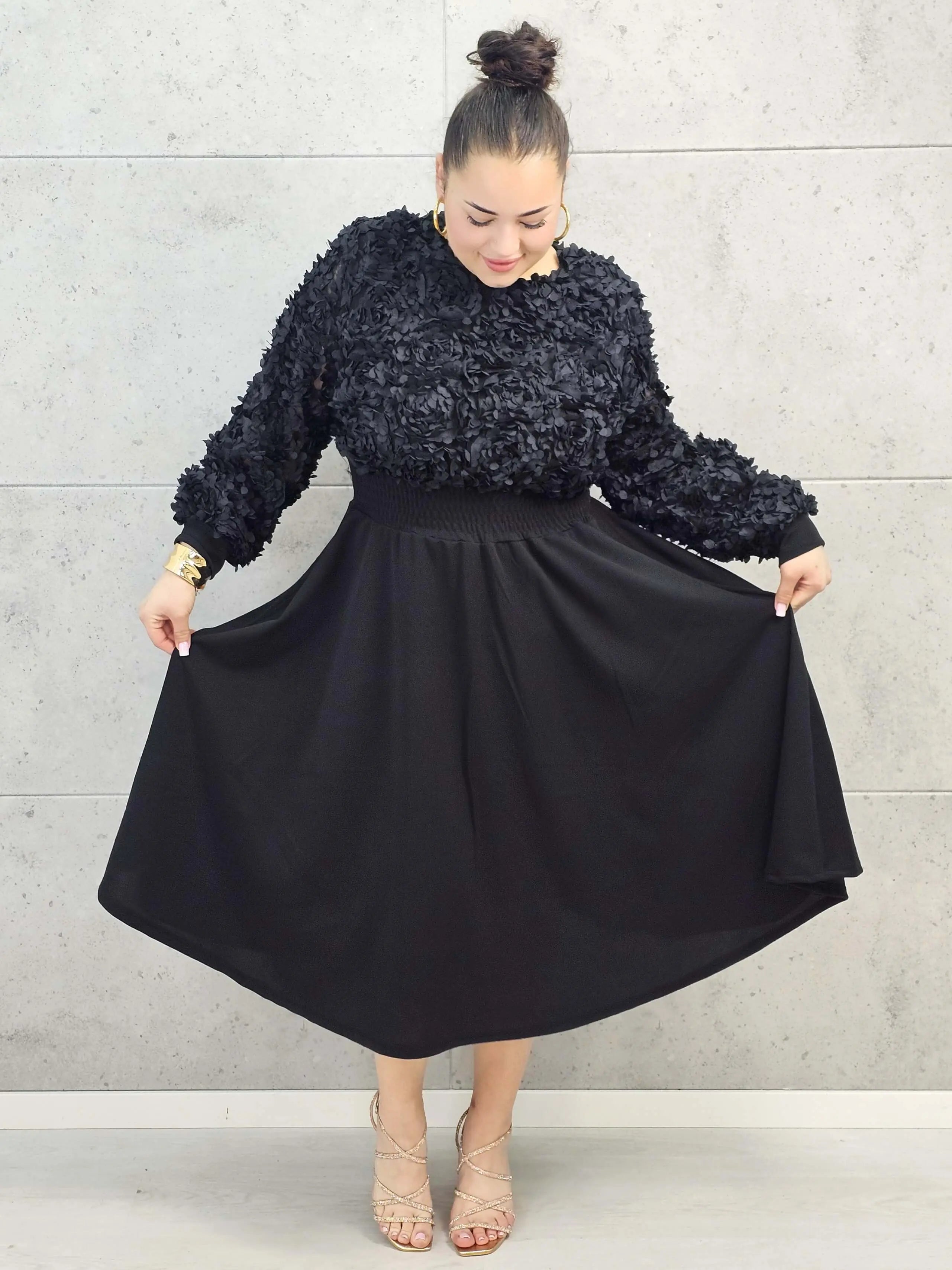 Sukienka plus size czarna z kwiatową fakturą – elegancja i lekkość w jednym Stylowa XL