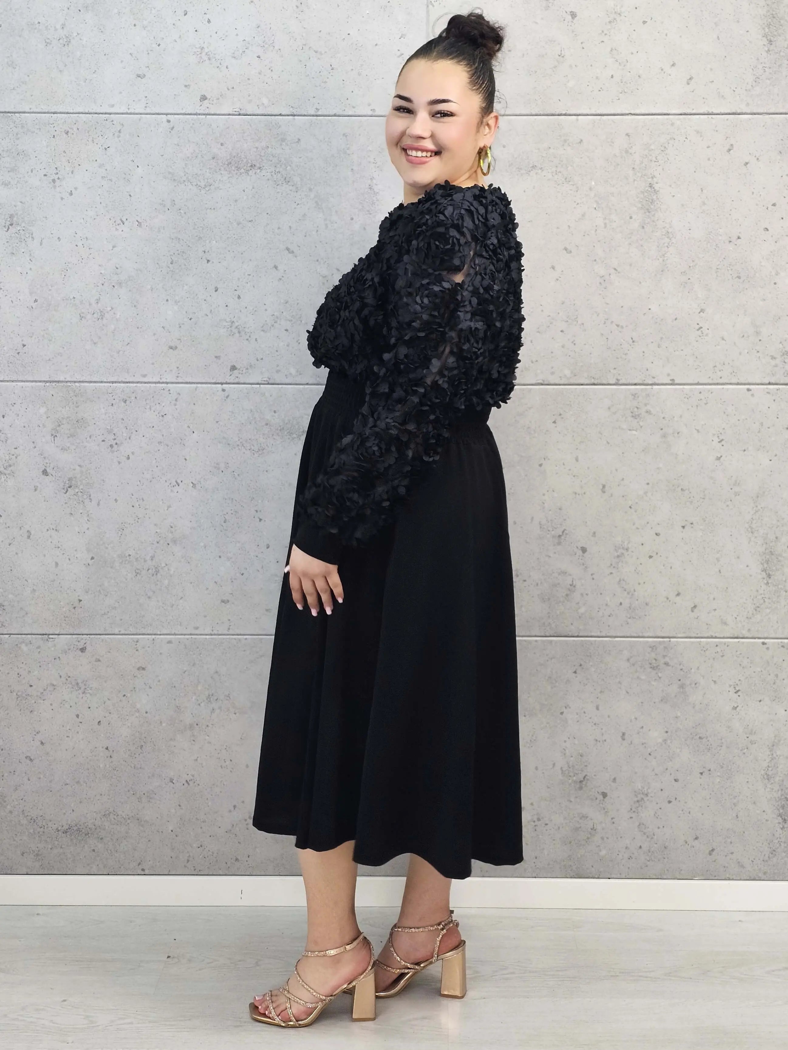 Sukienka plus size czarna z kwiatową fakturą – elegancja i lekkość w jednym Stylowa XL