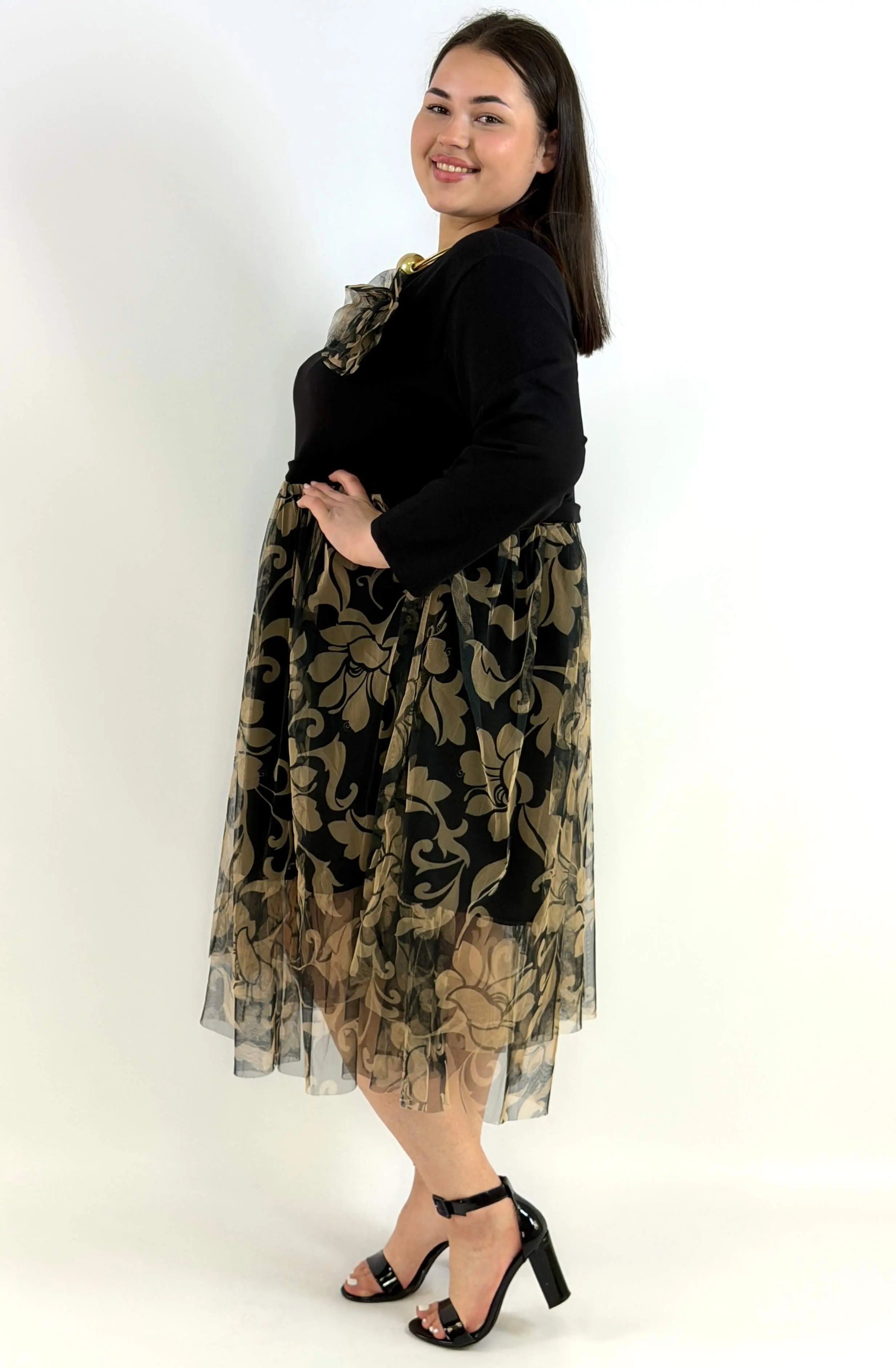 Sukienka plus size czarno-beżowa – elegancka sukienka XXL z tiulem Stylowa XL