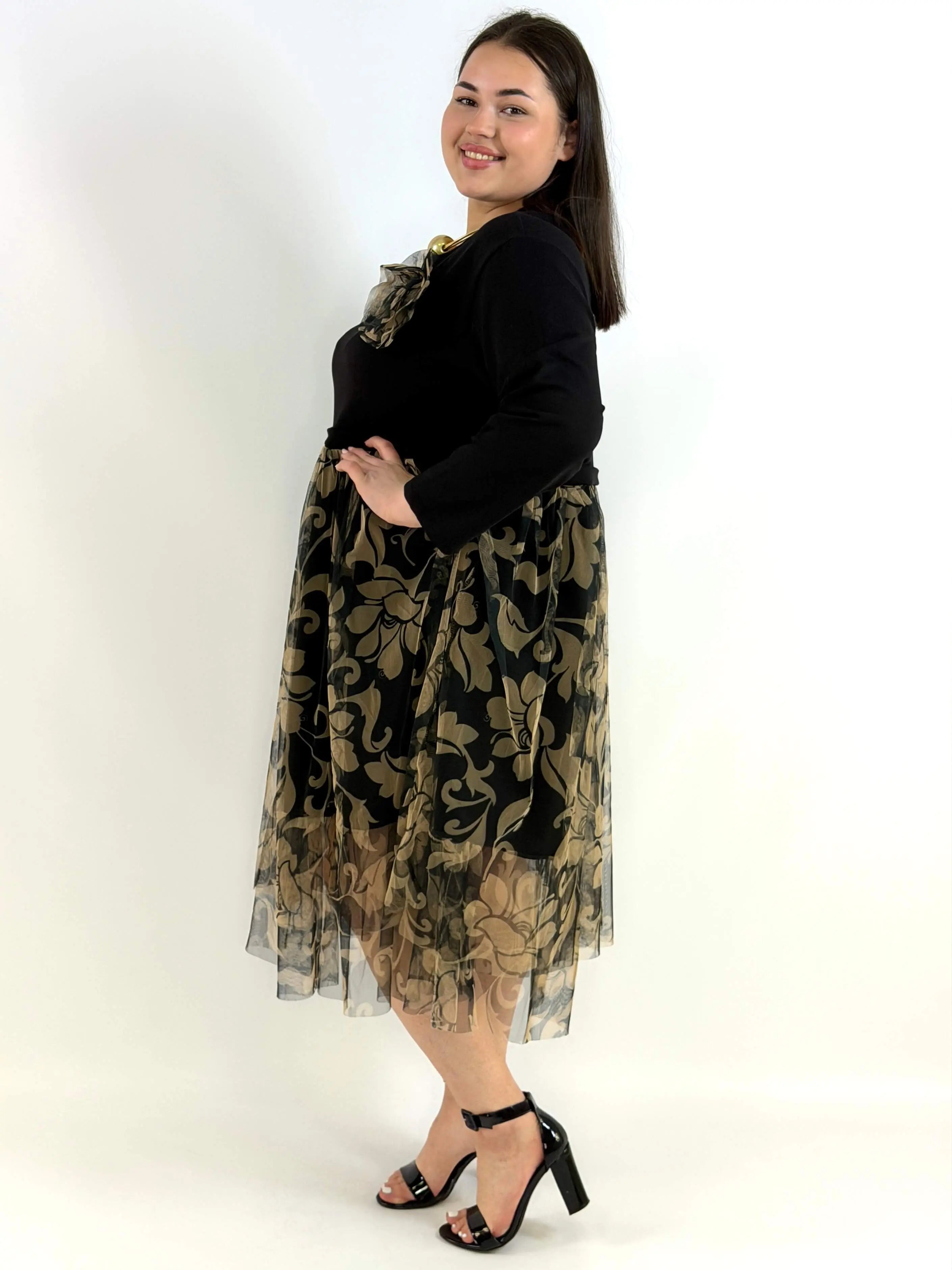 Sukienka plus size czarno-beżowa – elegancka sukienka XXL z tiulem Stylowa XL