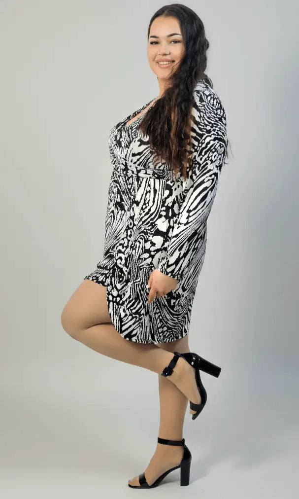 Sukienka plus size czarno-biała we wzór z dekoltem V Stylowa XL