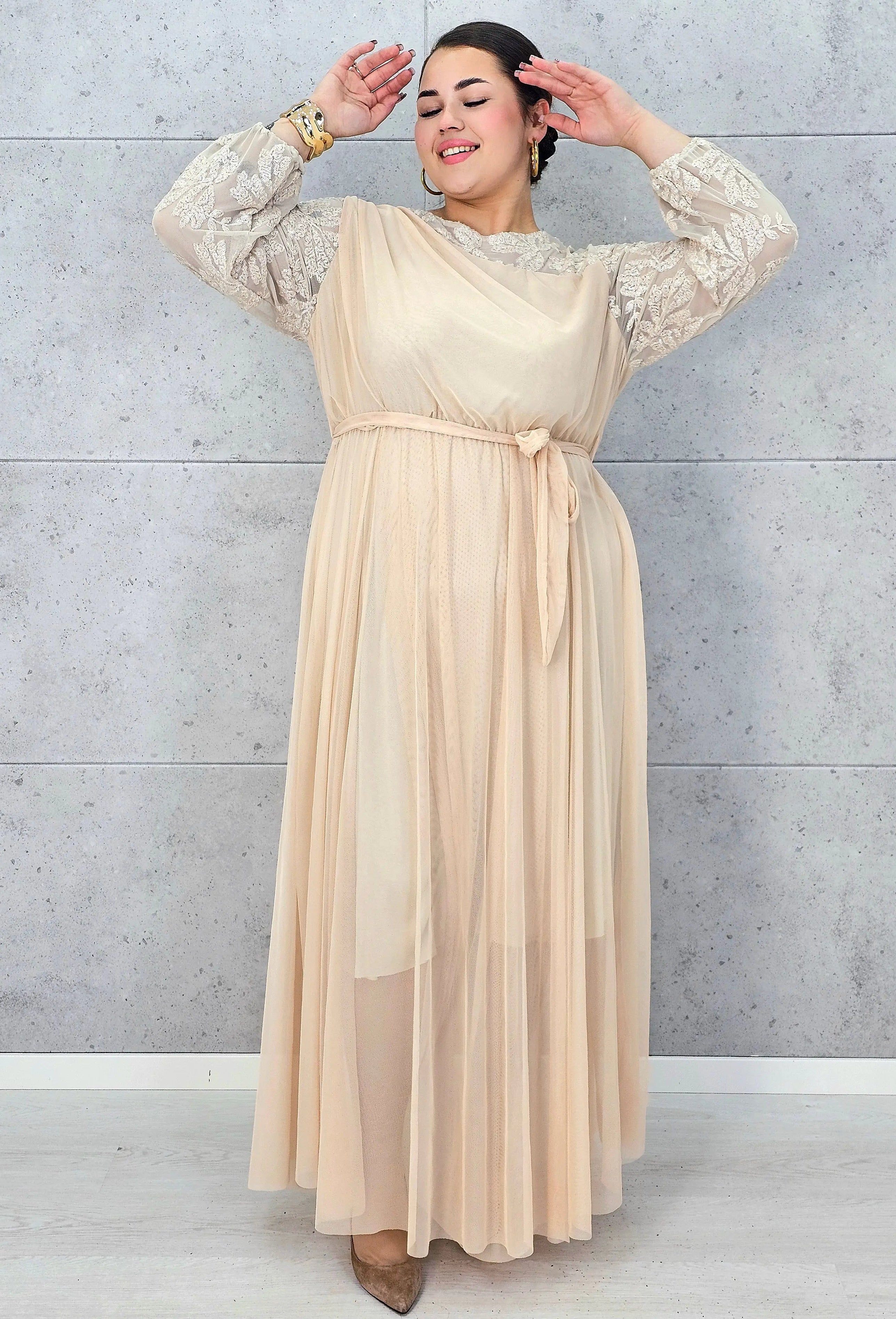 Sukienka plus size elegancka z koronkową górą i tiulowym dołem – wyjątkowa kreacja XXL na uroczystości Stylowa XL