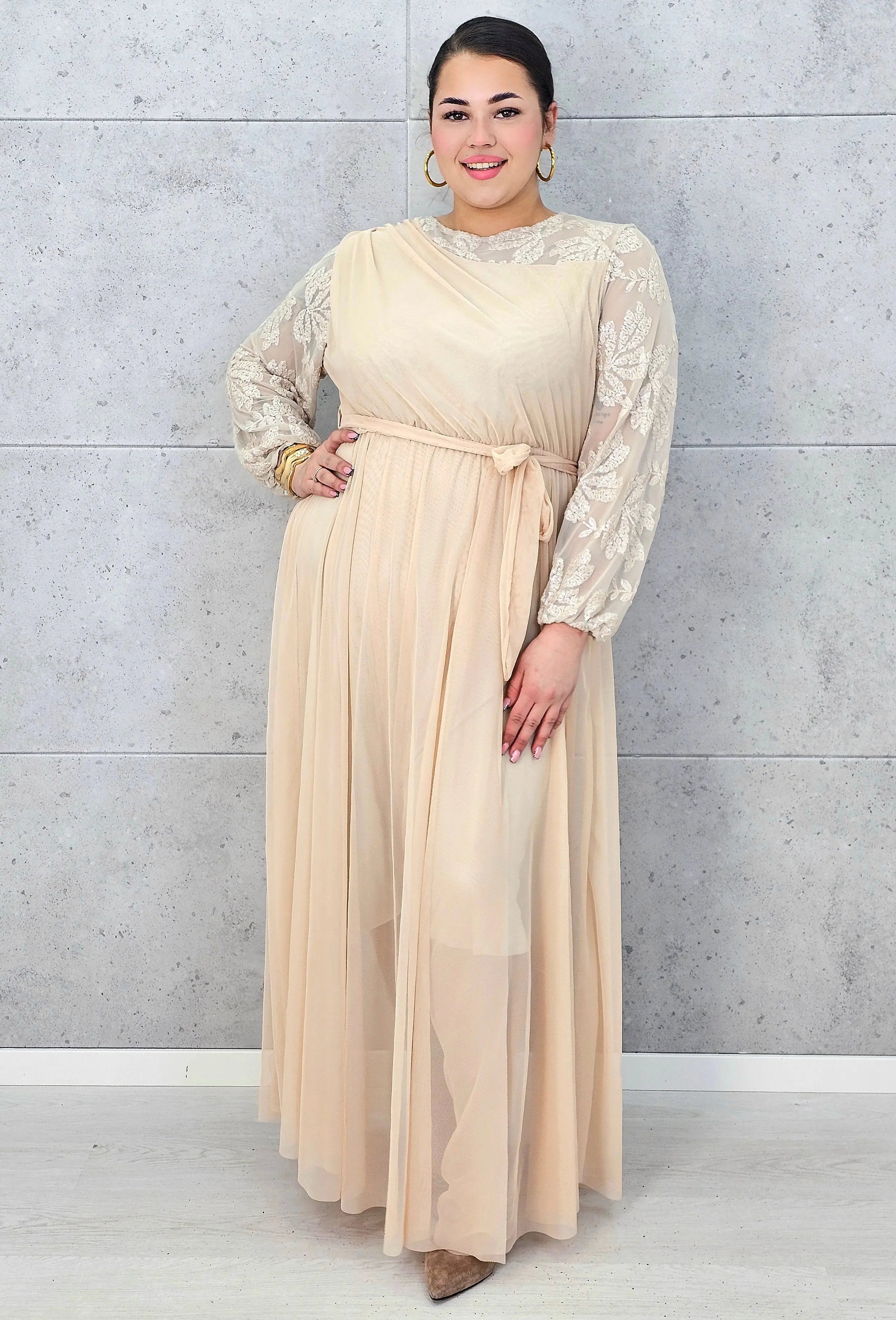 Sukienka plus size elegancka z koronkową górą i tiulowym dołem – wyjątkowa kreacja XXL na uroczystości Stylowa XL
