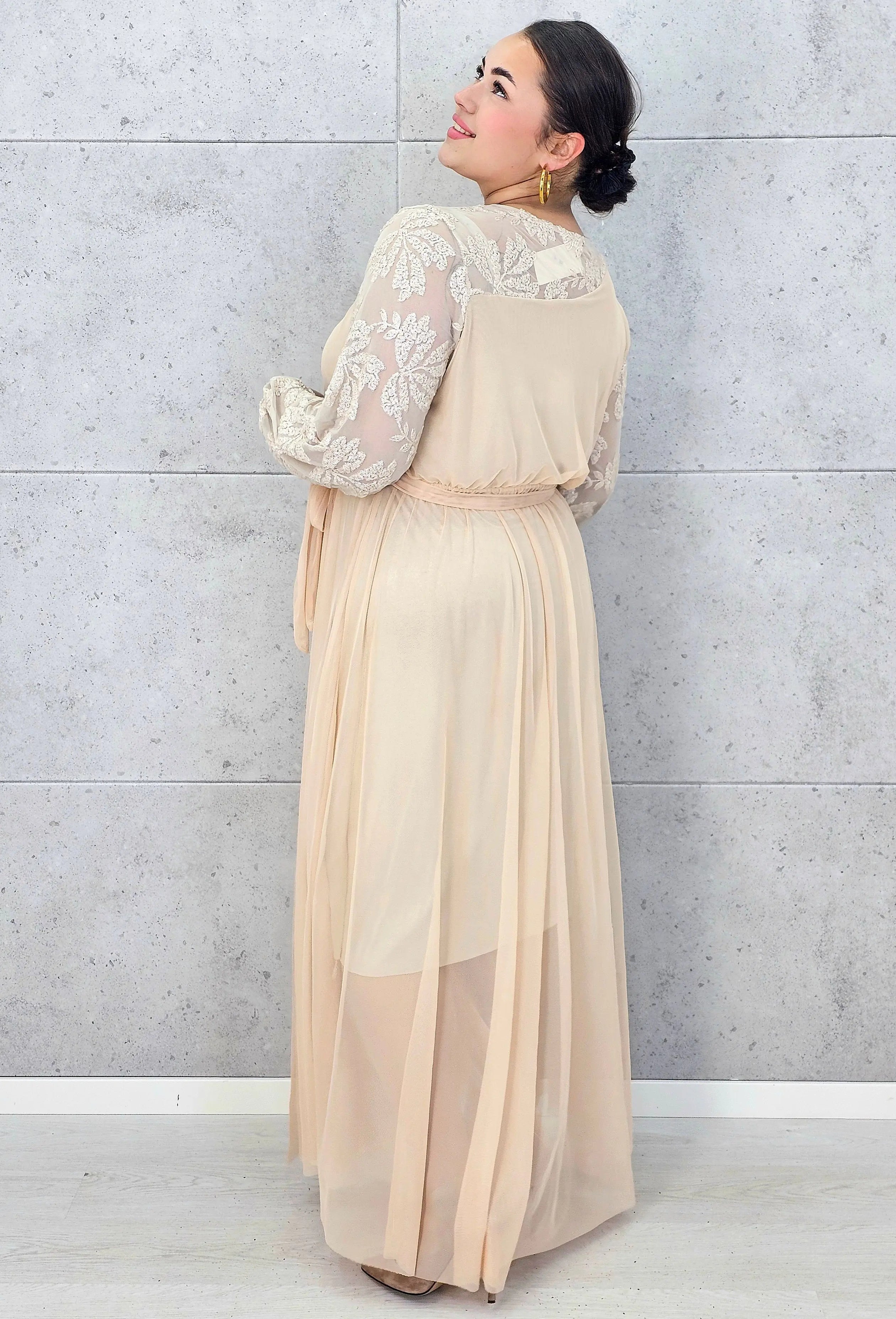 Sukienka plus size elegancka z koronkową górą i tiulowym dołem – wyjątkowa kreacja XXL na uroczystości Stylowa XL