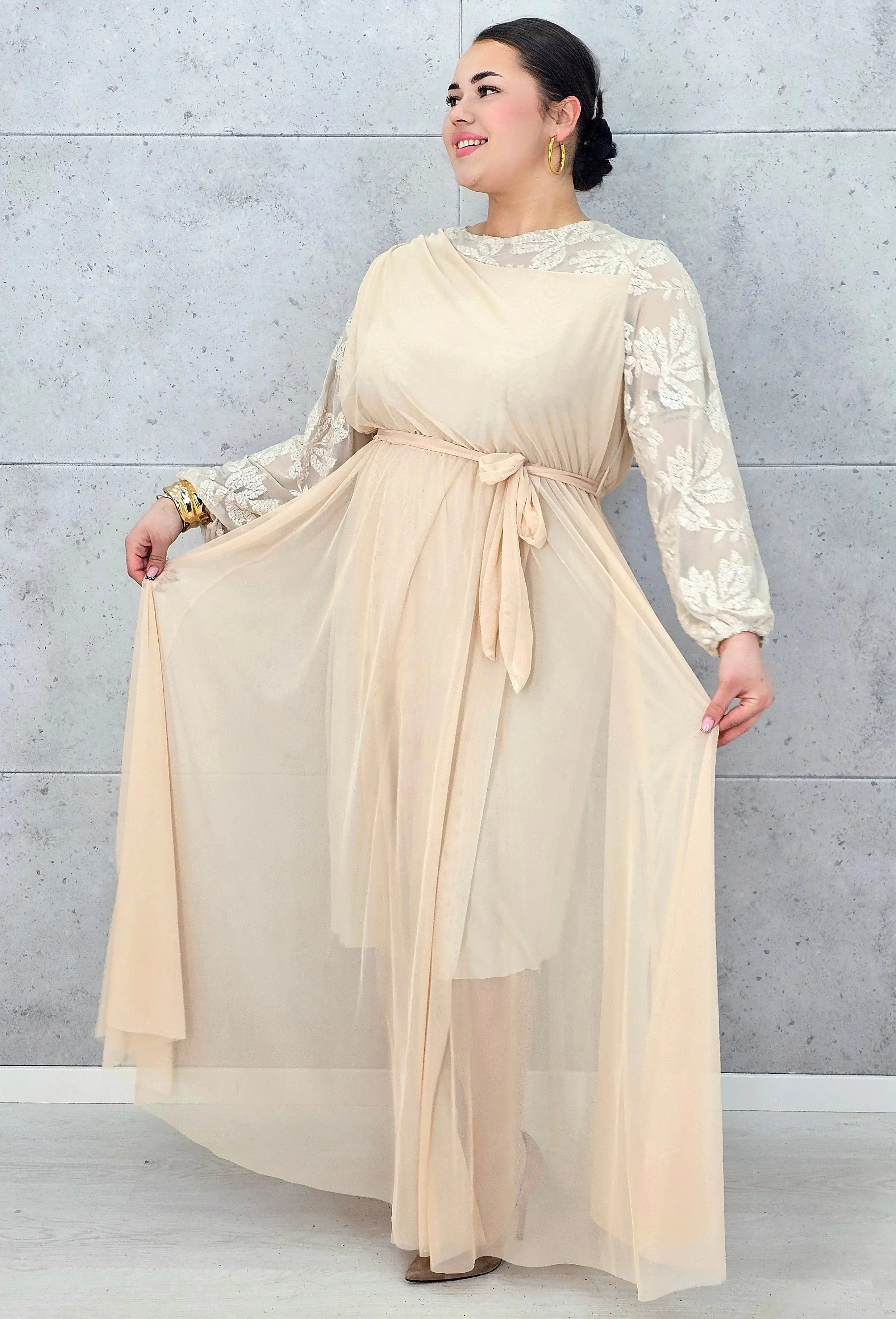 Sukienka plus size elegancka z koronkową górą i tiulowym dołem – wyjątkowa kreacja XXL na uroczystości Stylowa XL