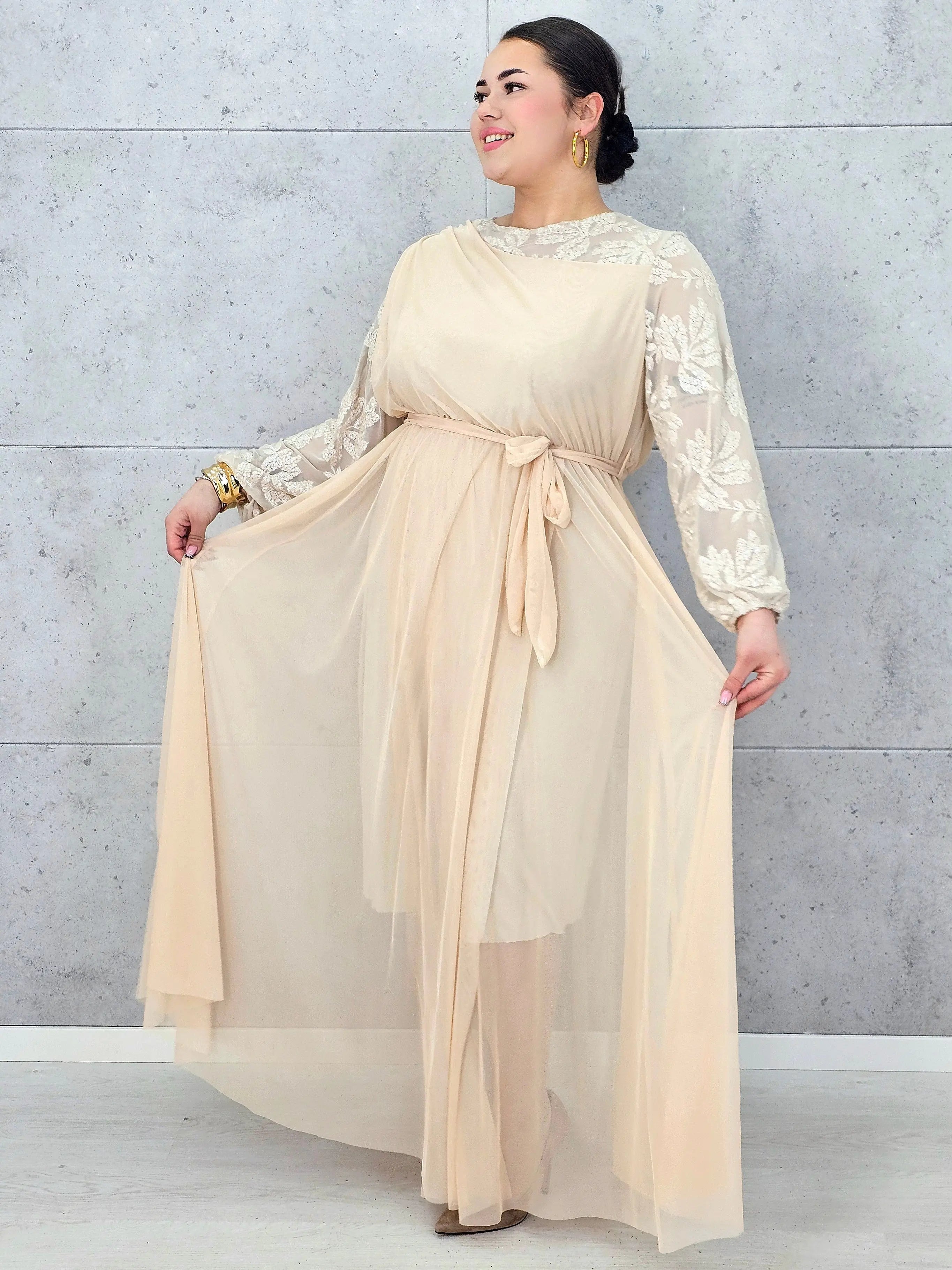 Sukienka plus size elegancka z koronkową górą i tiulowym dołem – wyjątkowa kreacja XXL na uroczystości Stylowa XL