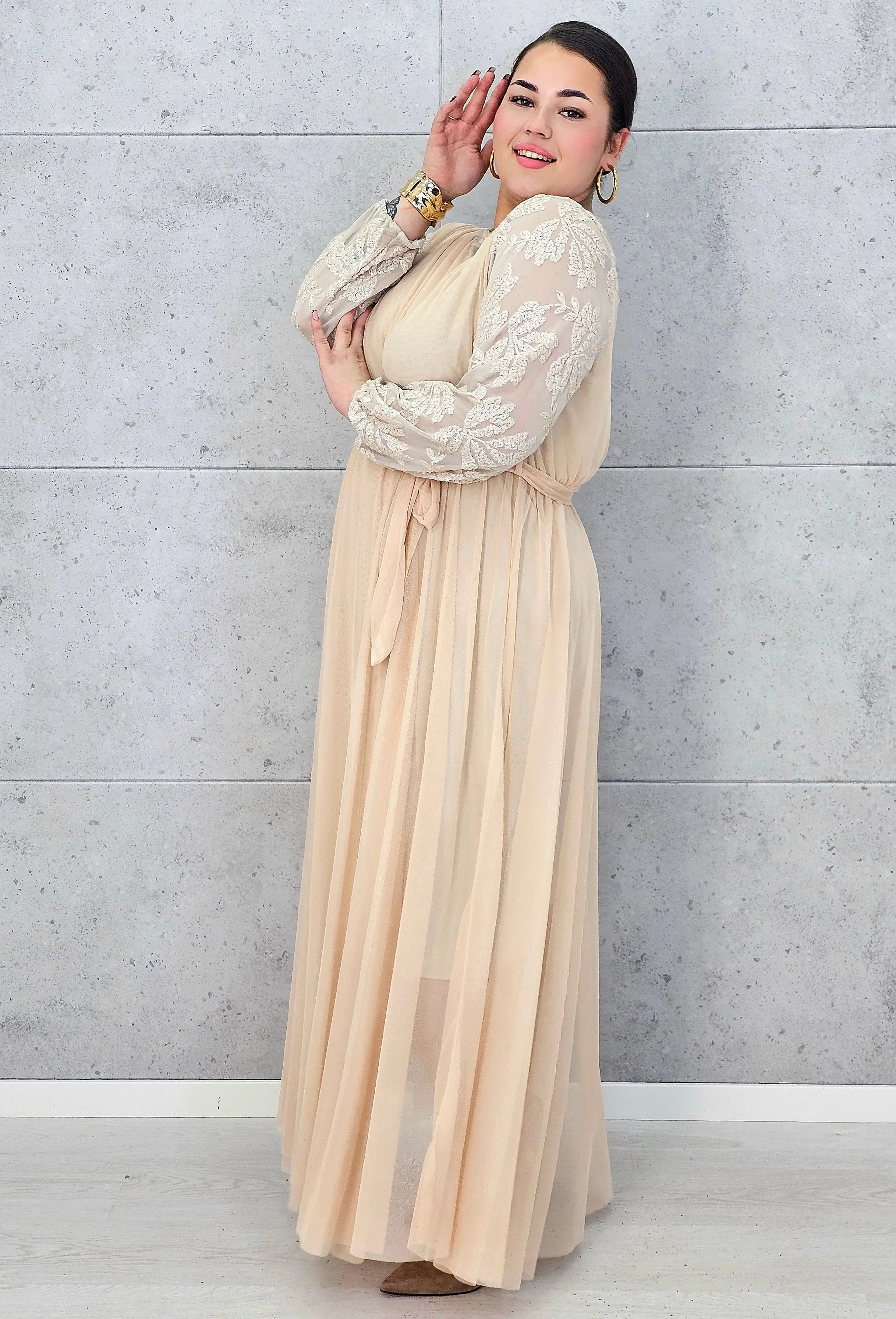 Sukienka plus size elegancka z koronkową górą i tiulowym dołem – wyjątkowa kreacja XXL na uroczystości Stylowa XL