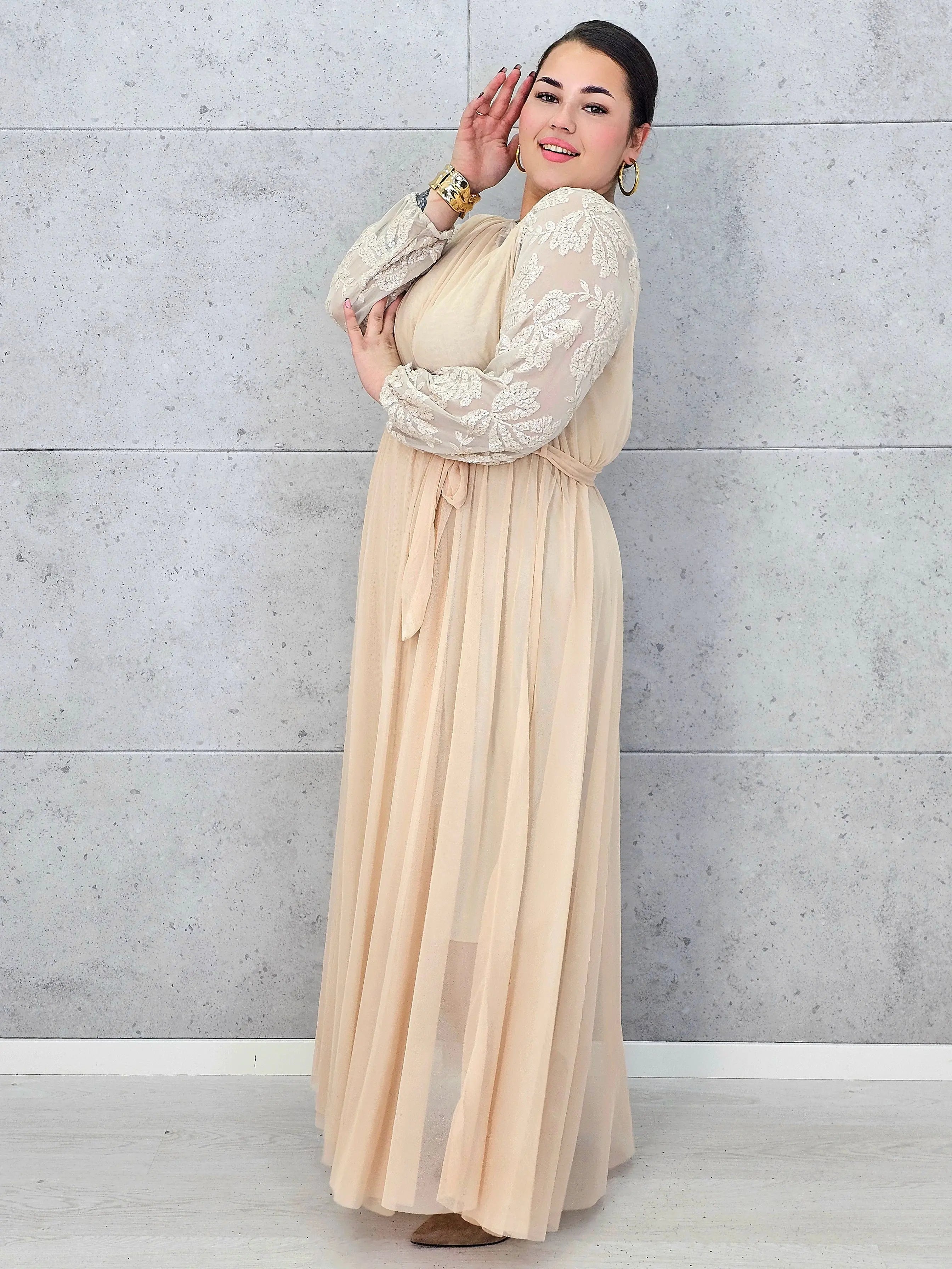 Sukienka plus size elegancka z koronkową górą i tiulowym dołem – wyjątkowa kreacja XXL na uroczystości Stylowa XL