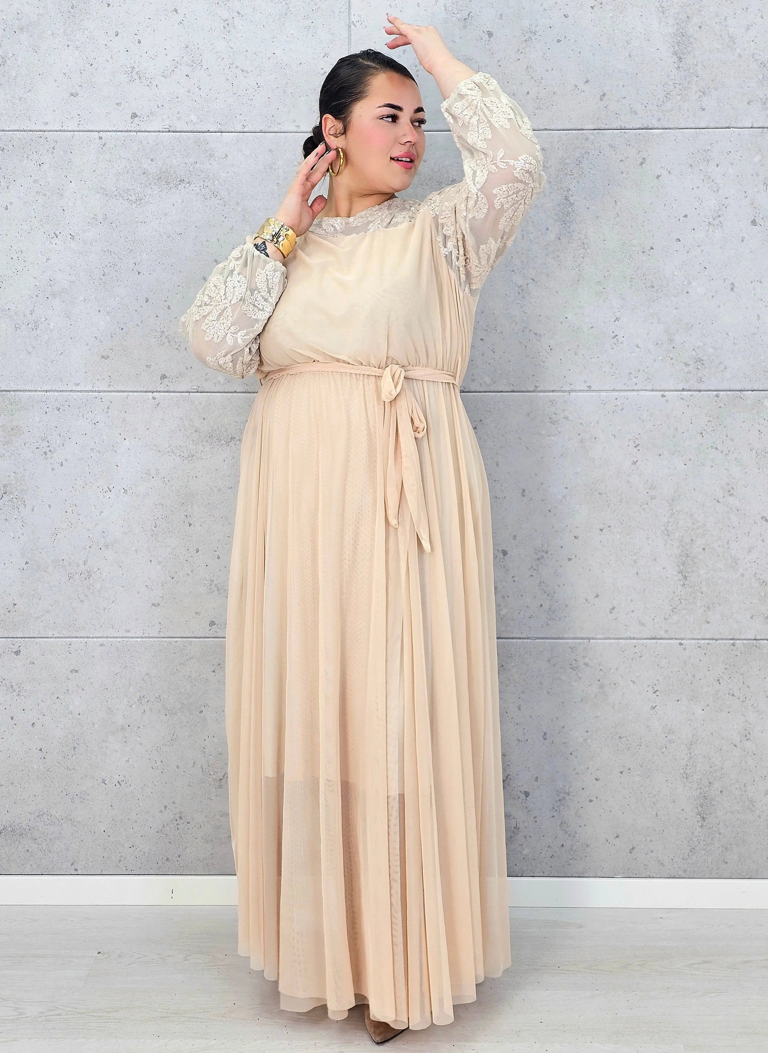 Sukienka plus size elegancka z koronkową górą i tiulowym dołem – wyjątkowa kreacja XXL na uroczystości Stylowa XL