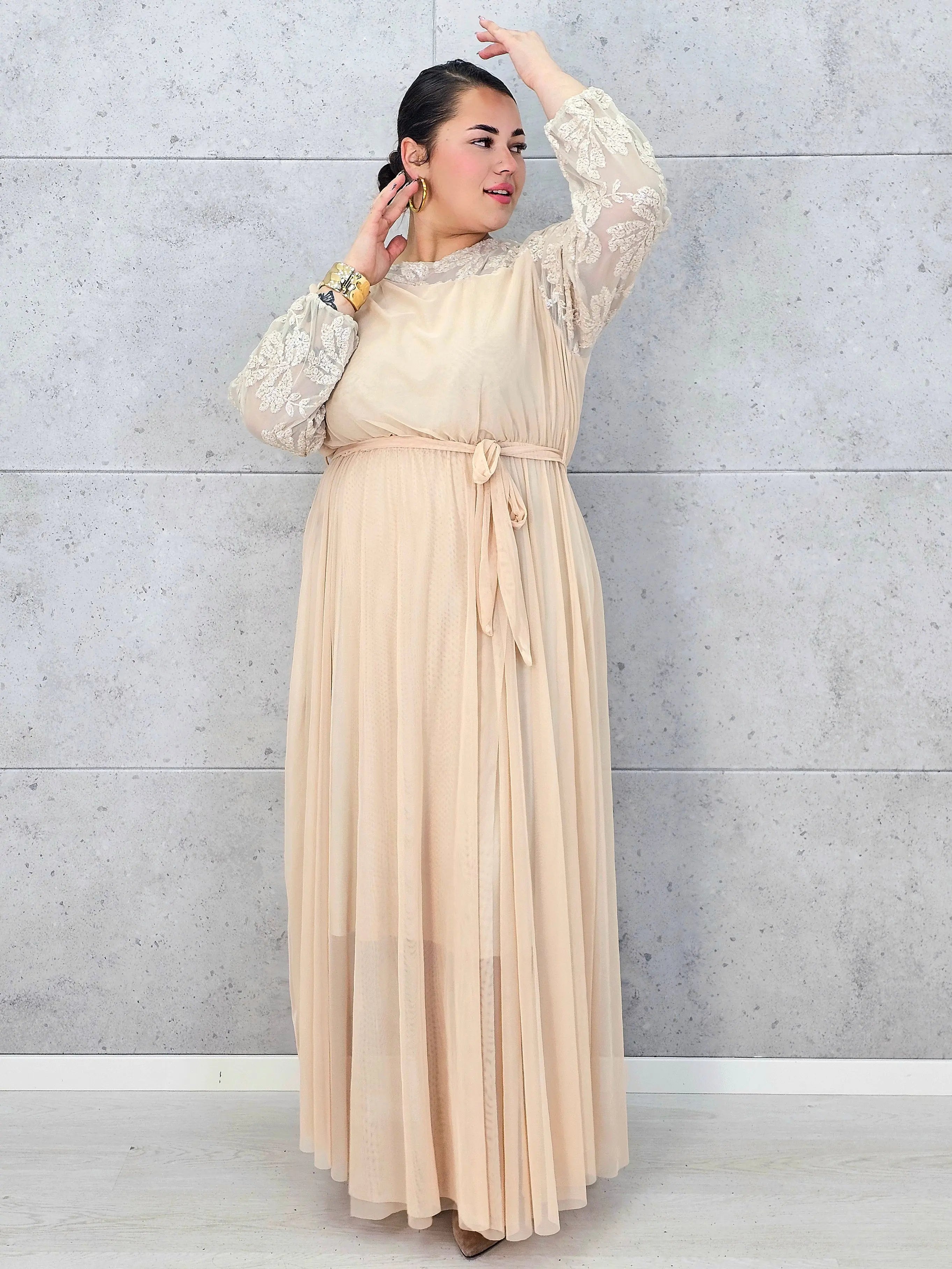 Sukienka plus size elegancka z koronkową górą i tiulowym dołem – wyjątkowa kreacja XXL na uroczystości Stylowa XL