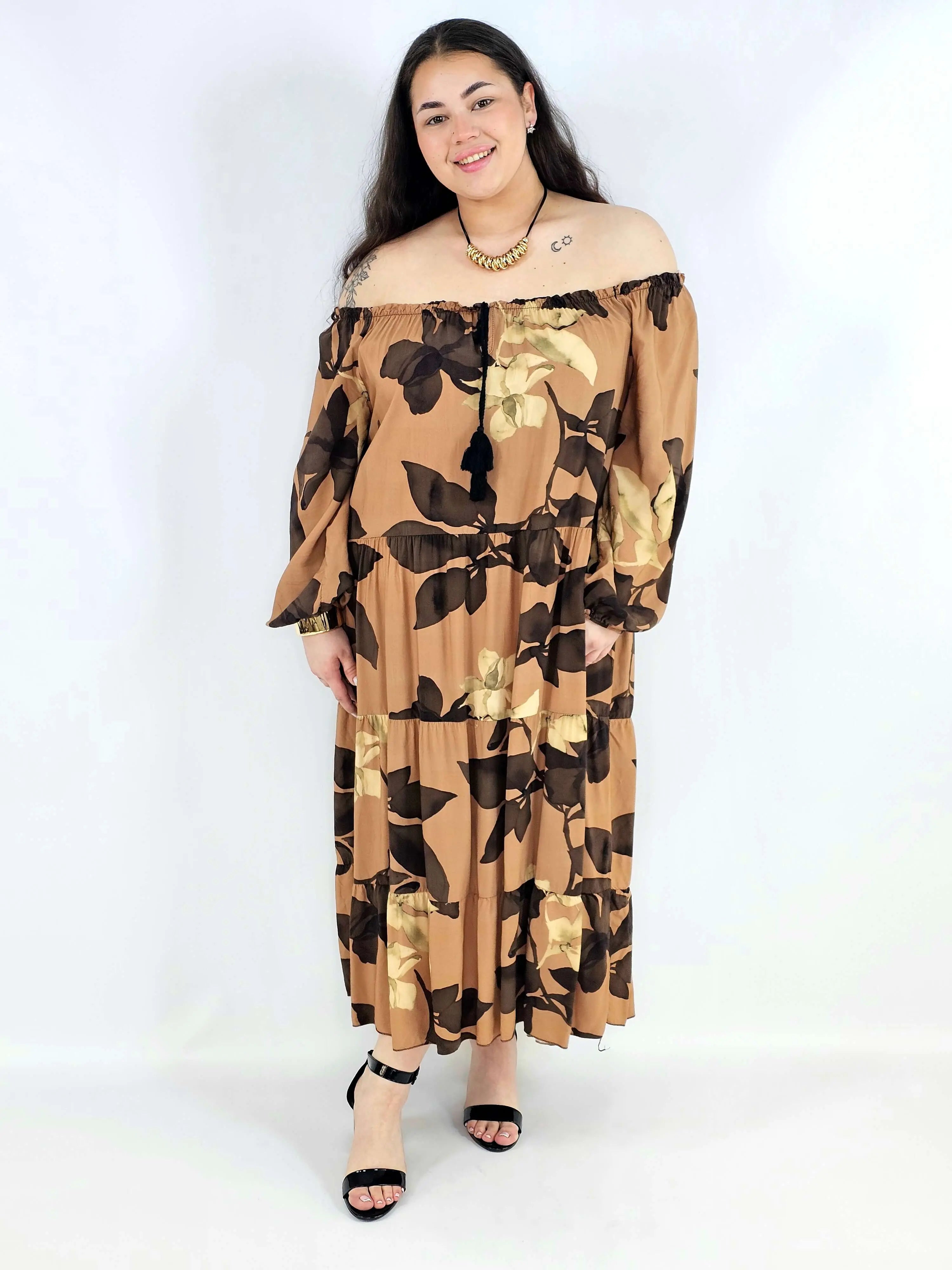 Sukienka plus size hiszpanka maxi – brązowa sukienka XXL w kwiaty Stylowa XL