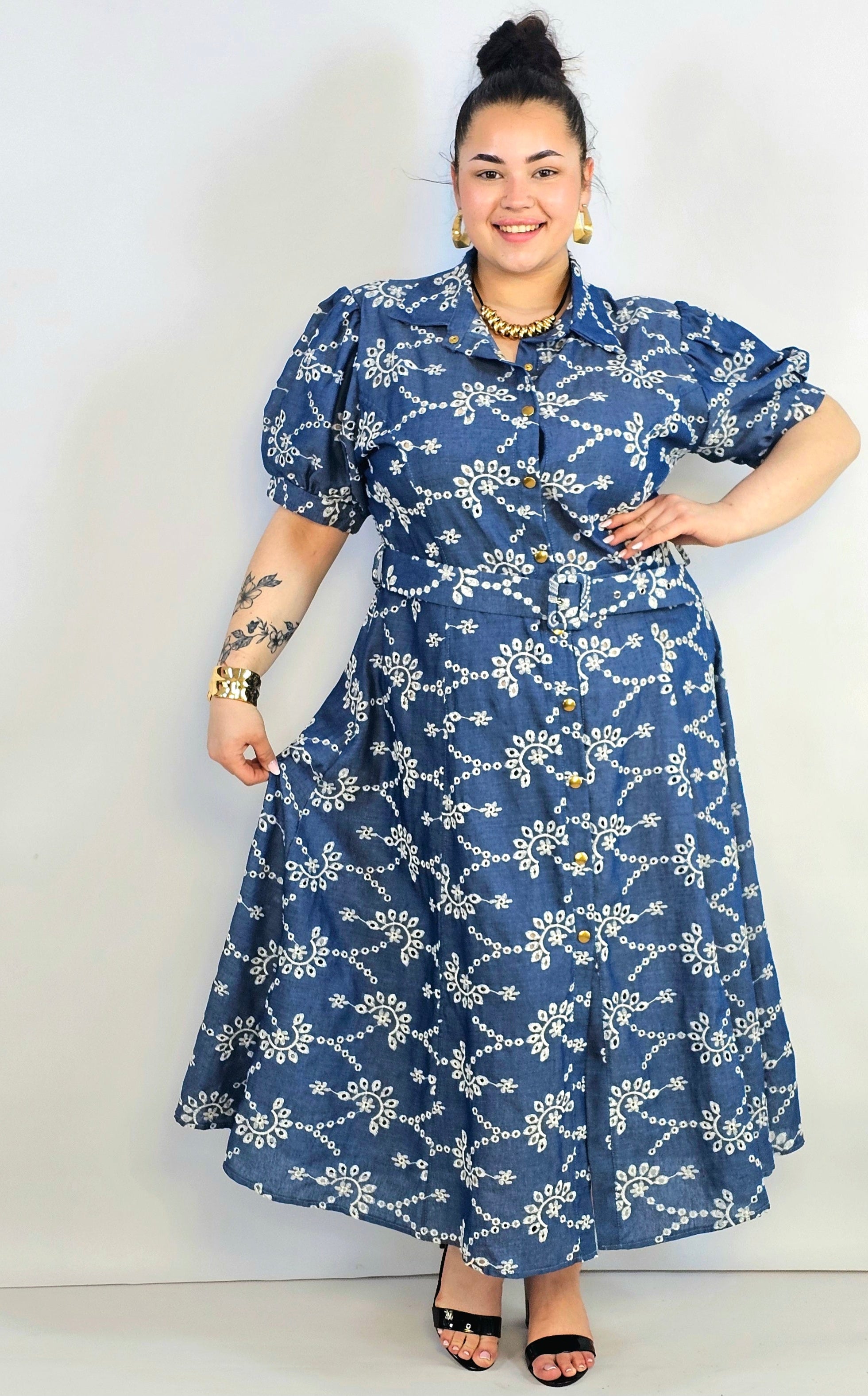 Sukienka plus size jeansowa z dekoracyjnym haftem – swoboda i kobiecość w wersji midi Stylowa XL