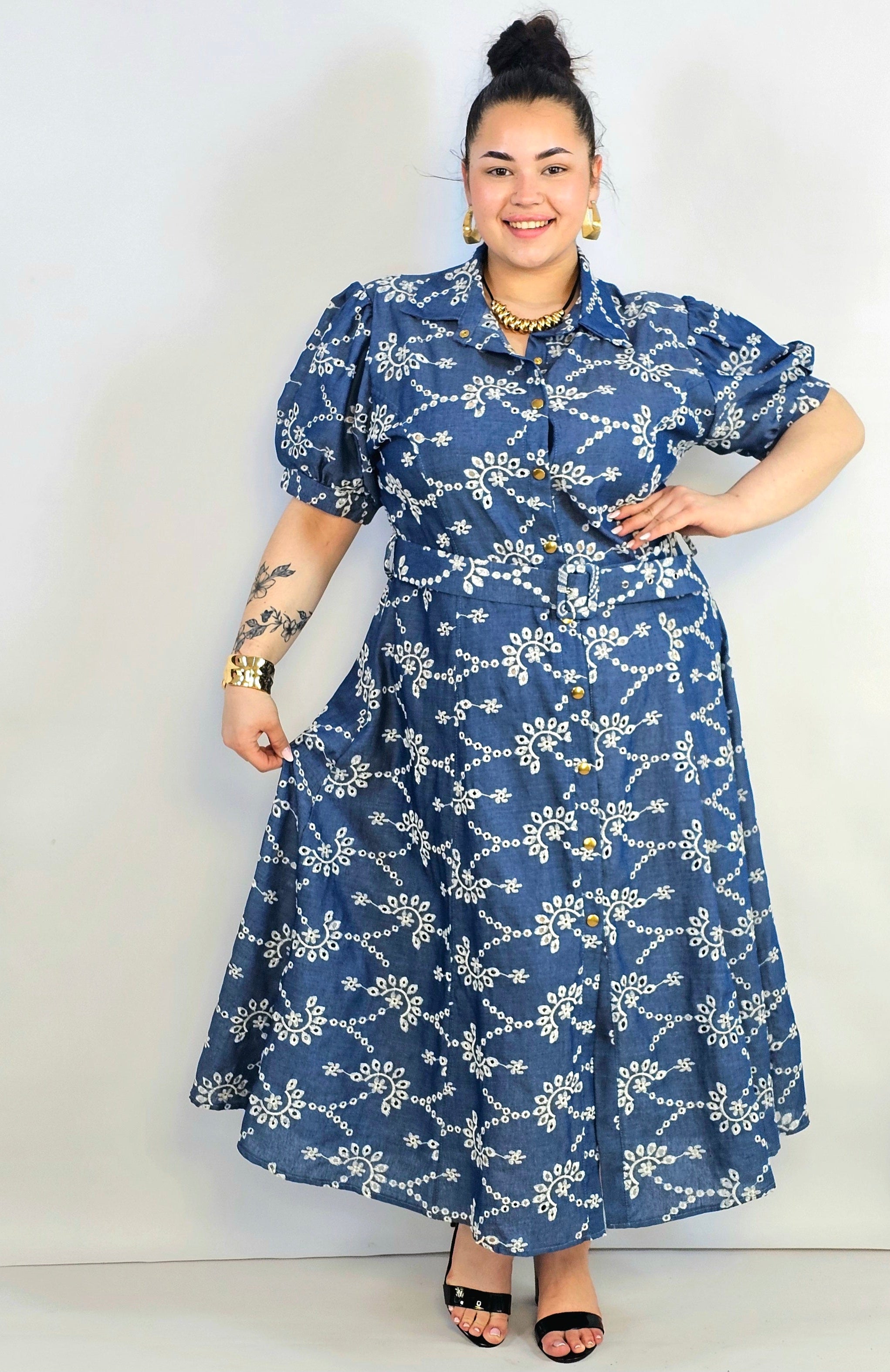 Sukienka plus size jeansowa z dekoracyjnym haftem – swoboda i kobiecość w wersji midi Stylowa XL