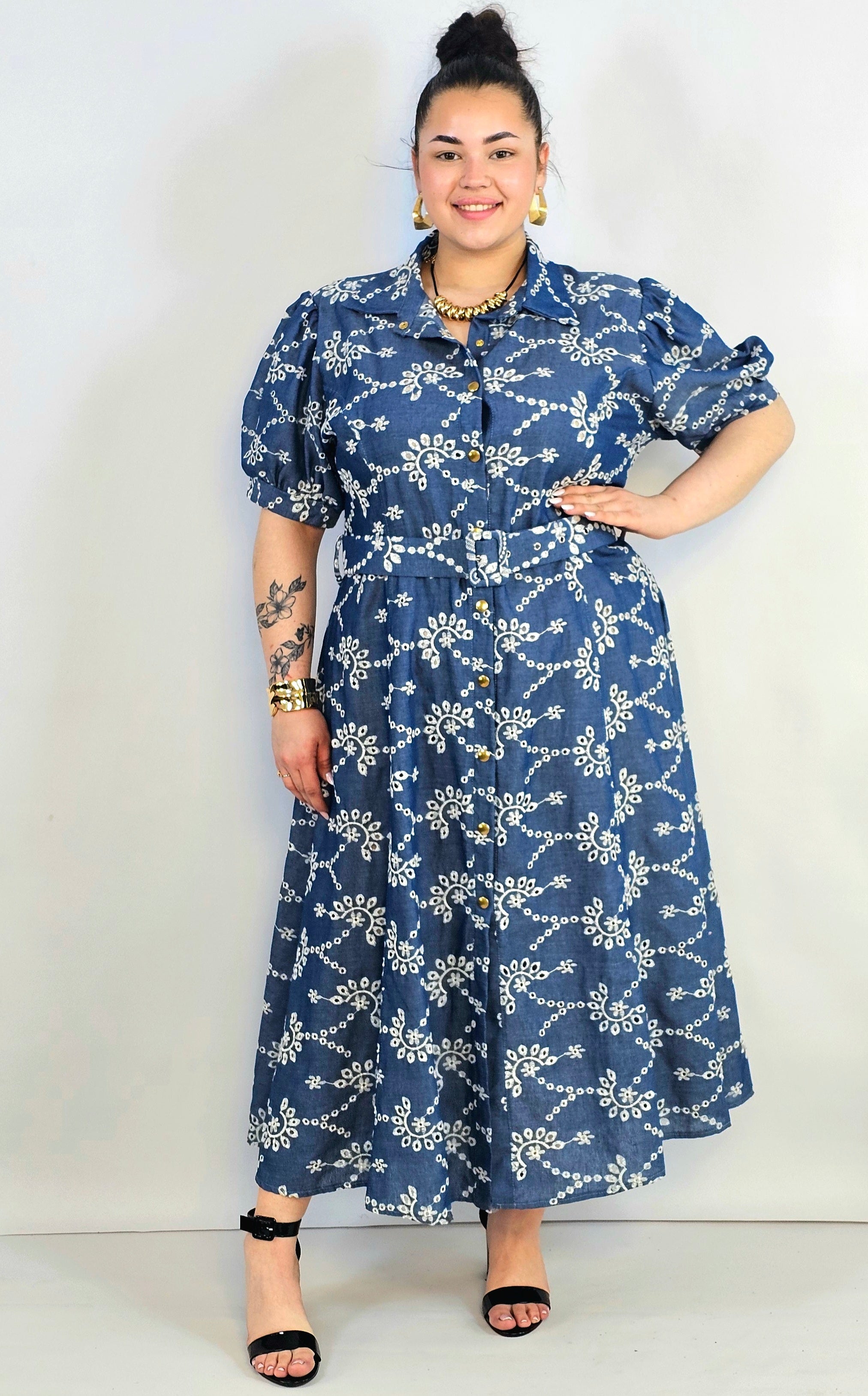 Sukienka plus size jeansowa z dekoracyjnym haftem – swoboda i kobiecość w wersji midi Stylowa XL