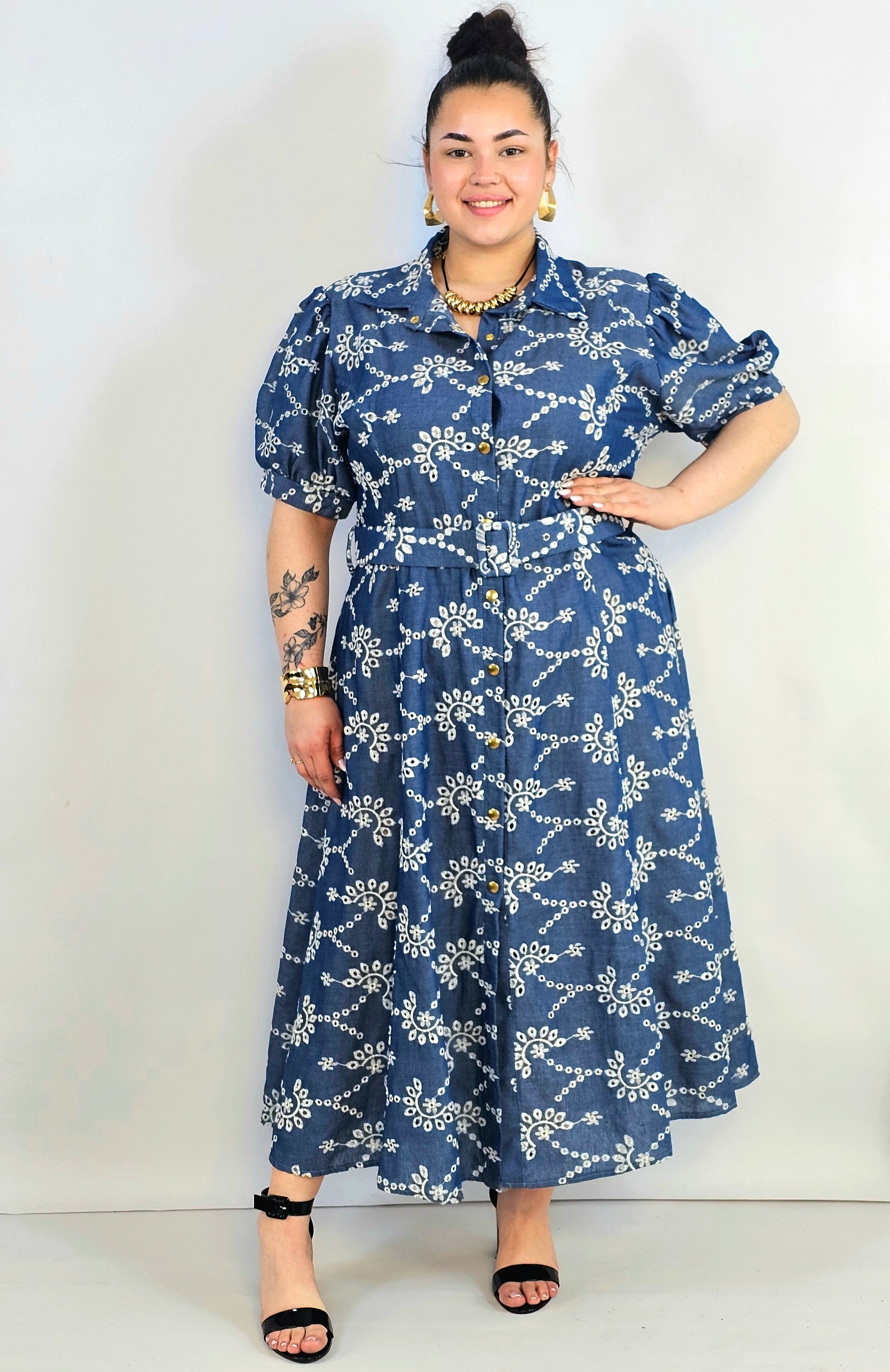 Sukienka plus size jeansowa z dekoracyjnym haftem – swoboda i kobiecość w wersji midi Stylowa XL