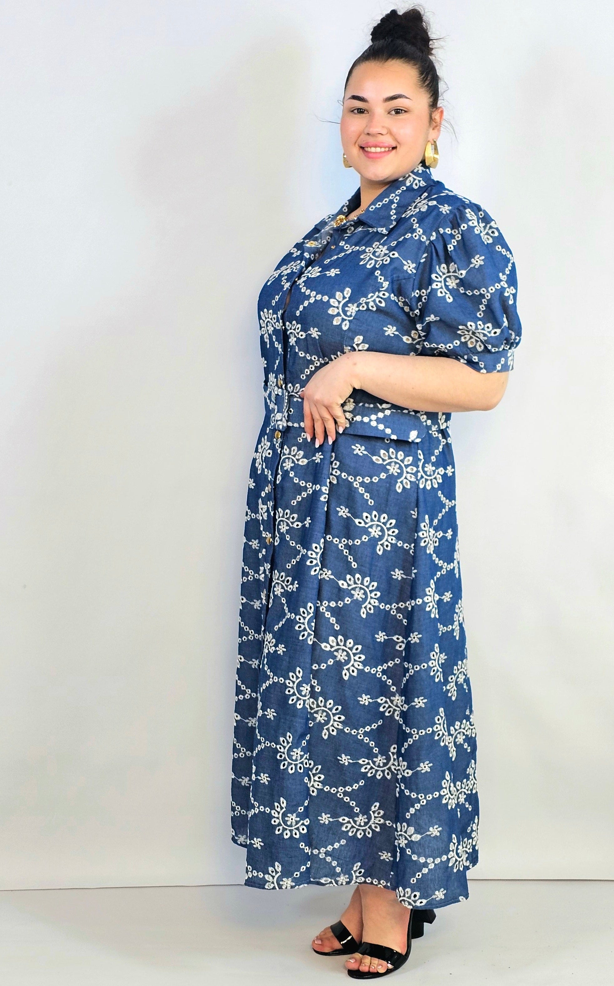 Sukienka plus size jeansowa z dekoracyjnym haftem – swoboda i kobiecość w wersji midi Stylowa XL