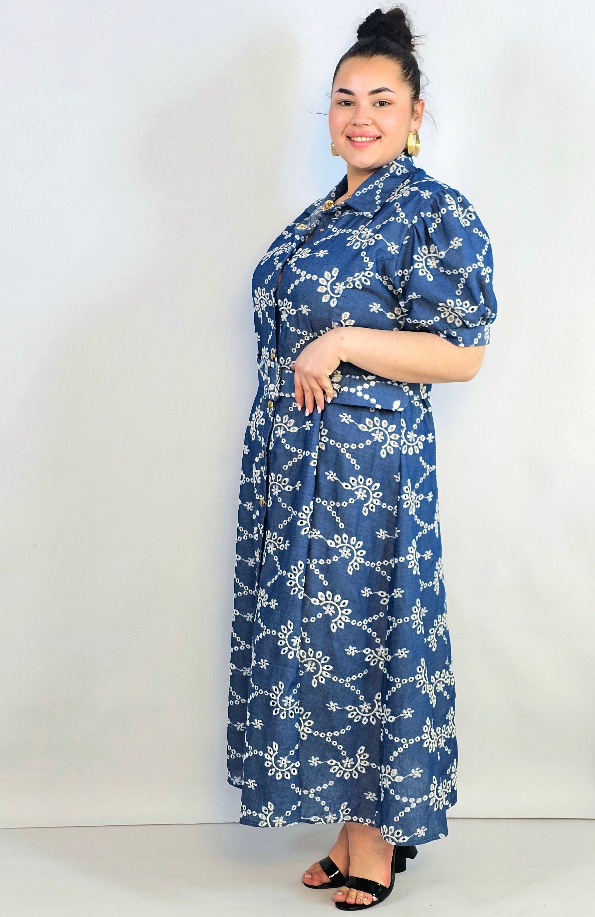 Sukienka plus size jeansowa z dekoracyjnym haftem – swoboda i kobiecość w wersji midi Stylowa XL