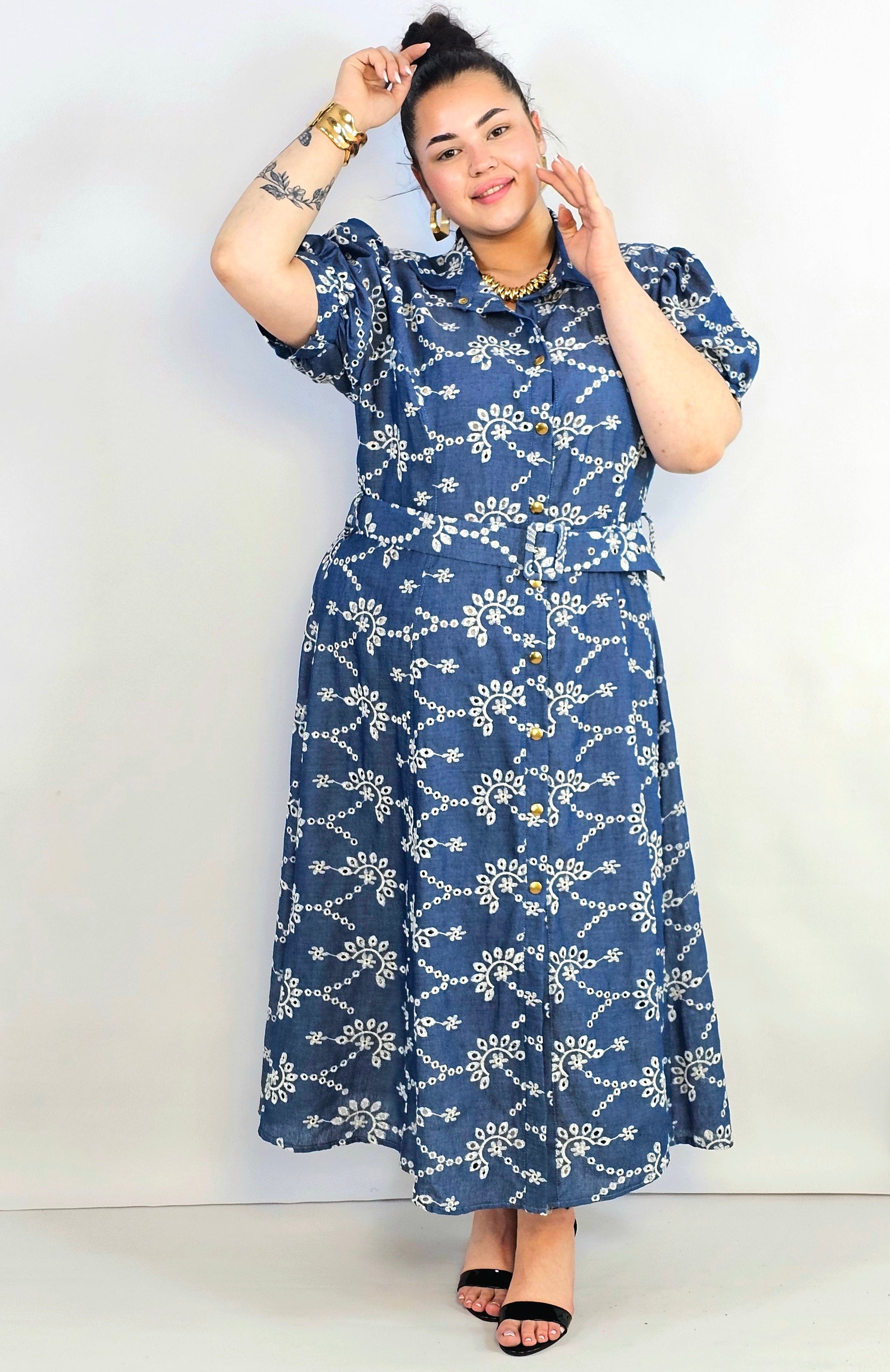 Sukienka plus size jeansowa z dekoracyjnym haftem – swoboda i kobiecość w wersji midi Stylowa XL