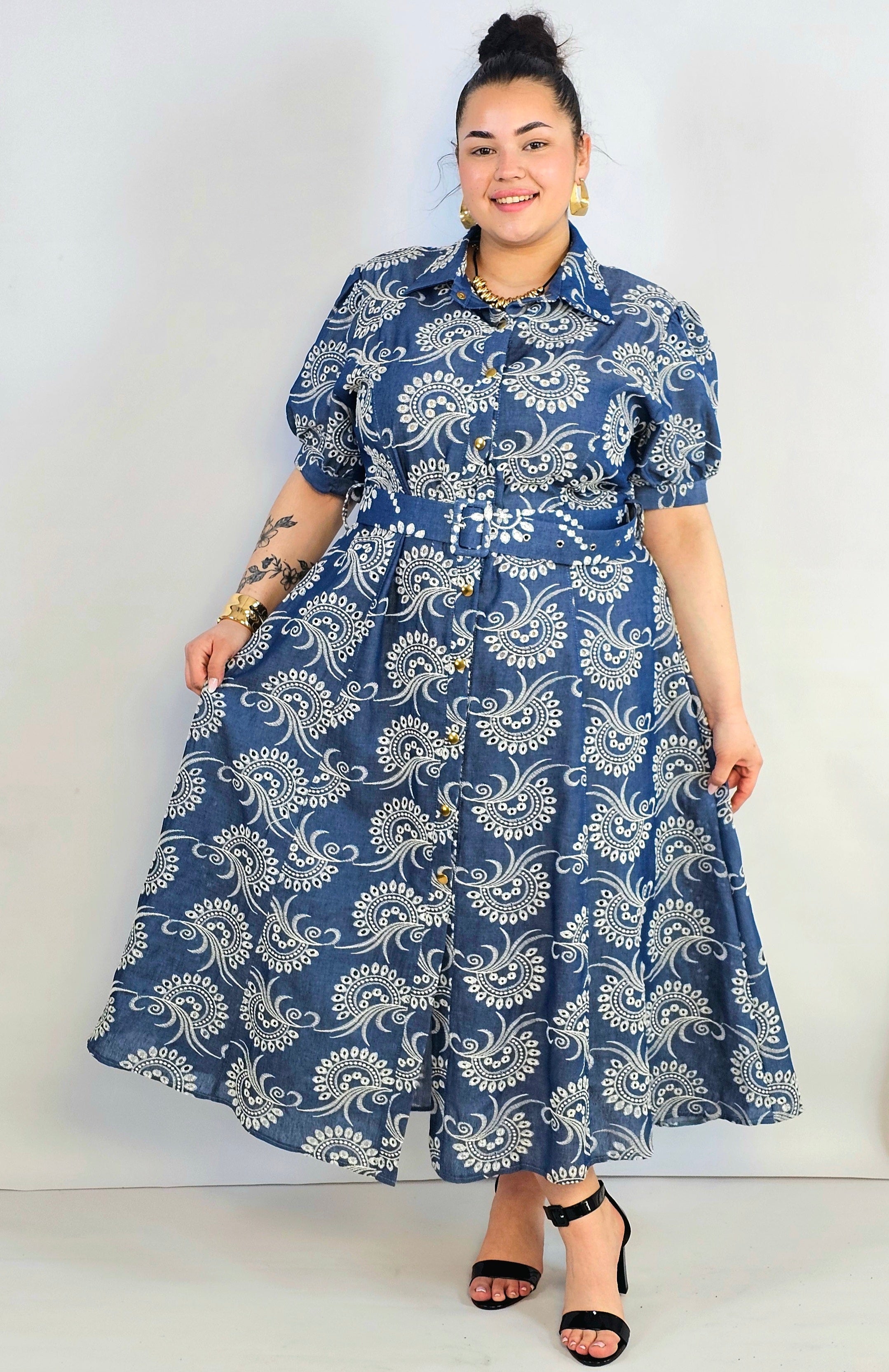 Sukienka plus size jeansowa z haftem – kobieca forma i ponadczasowy charakter Stylowa XL
