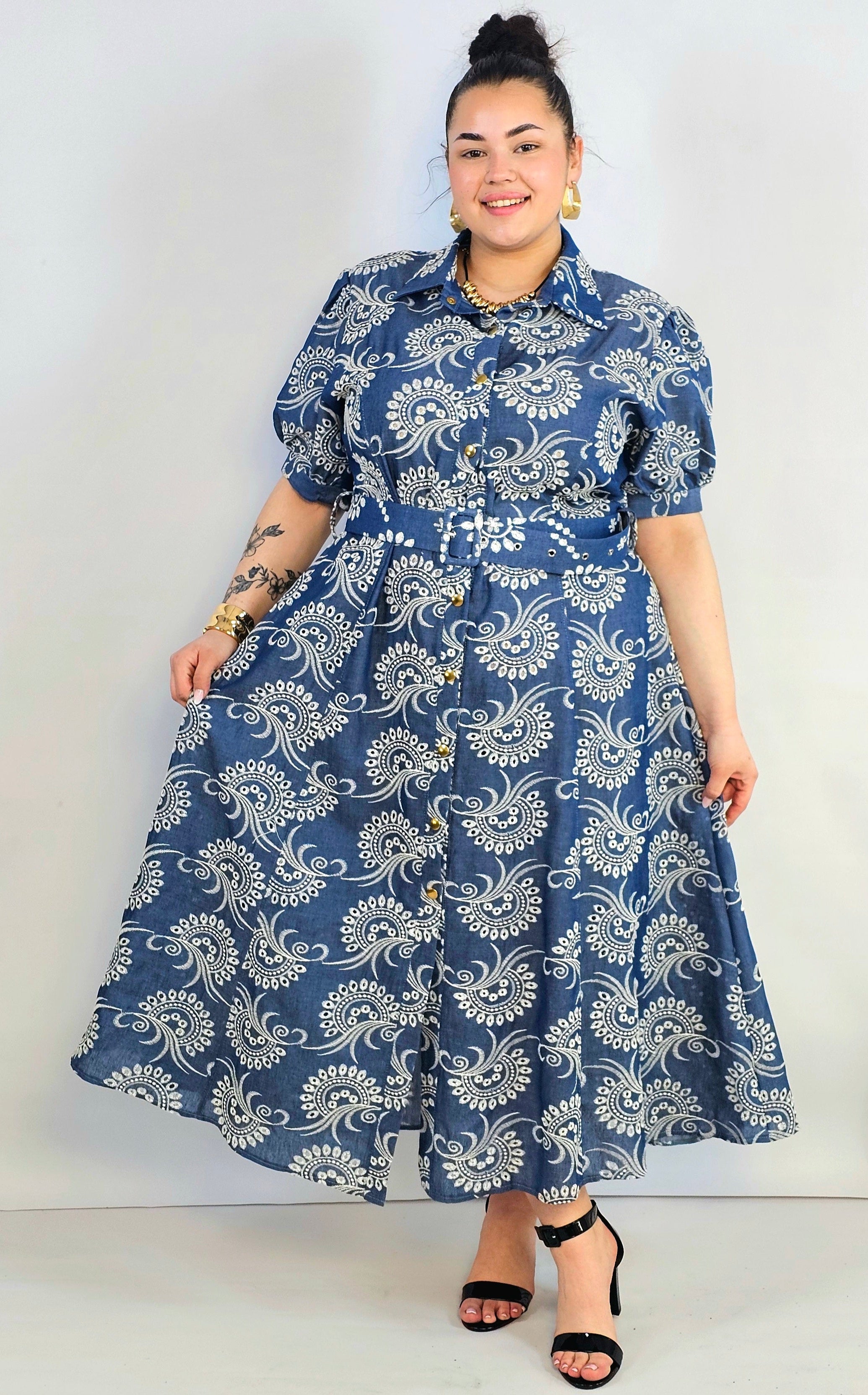 Sukienka plus size jeansowa z haftem – kobieca forma i ponadczasowy charakter Stylowa XL