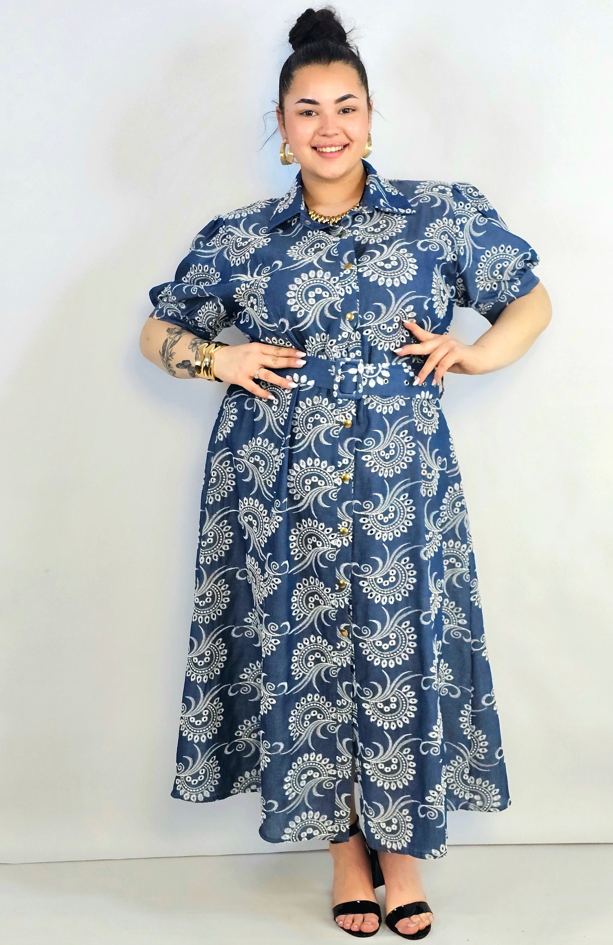 Sukienka plus size jeansowa z haftem – kobieca forma i ponadczasowy charakter Stylowa XL