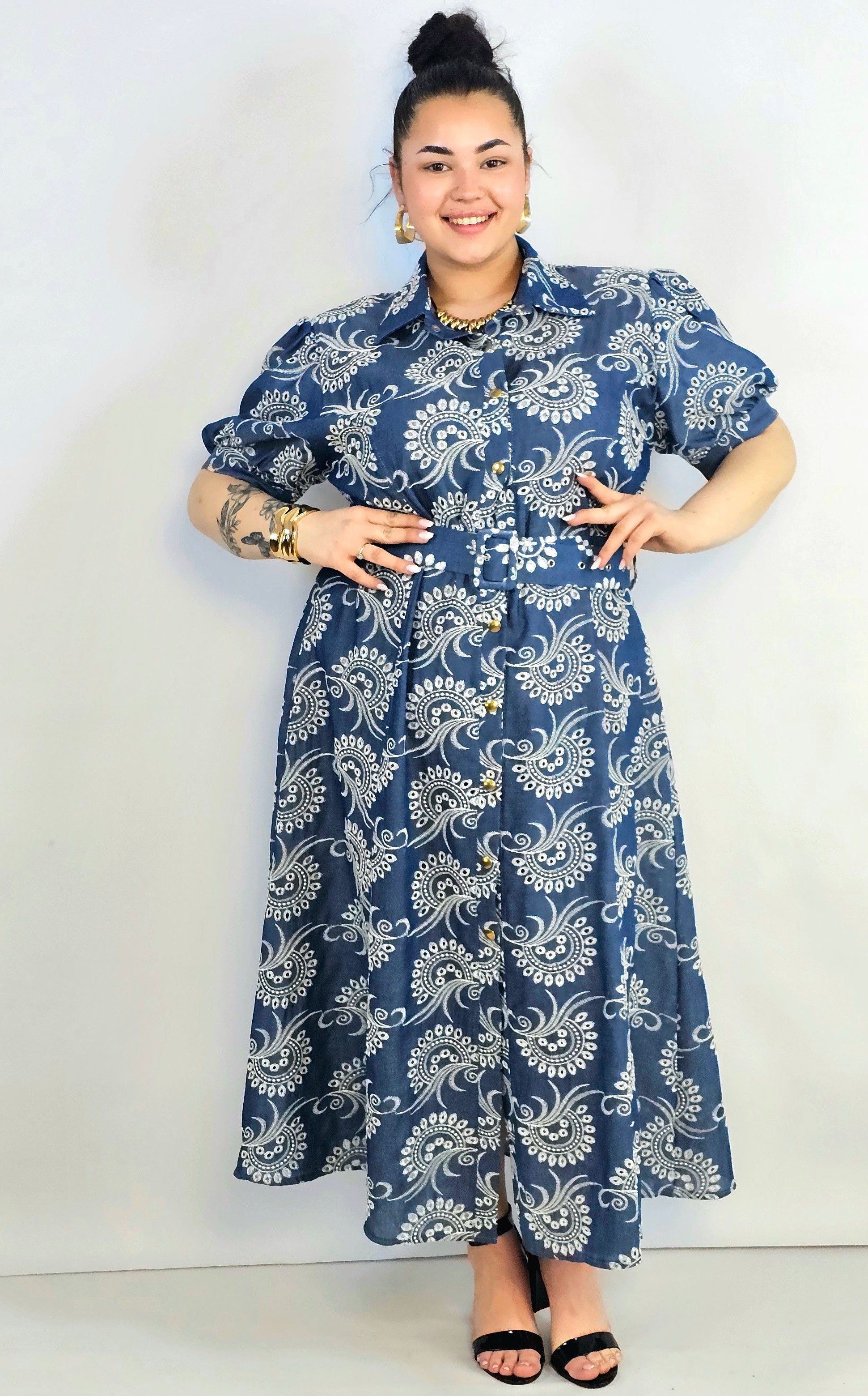 Sukienka plus size jeansowa z haftem – kobieca forma i ponadczasowy charakter Stylowa XL