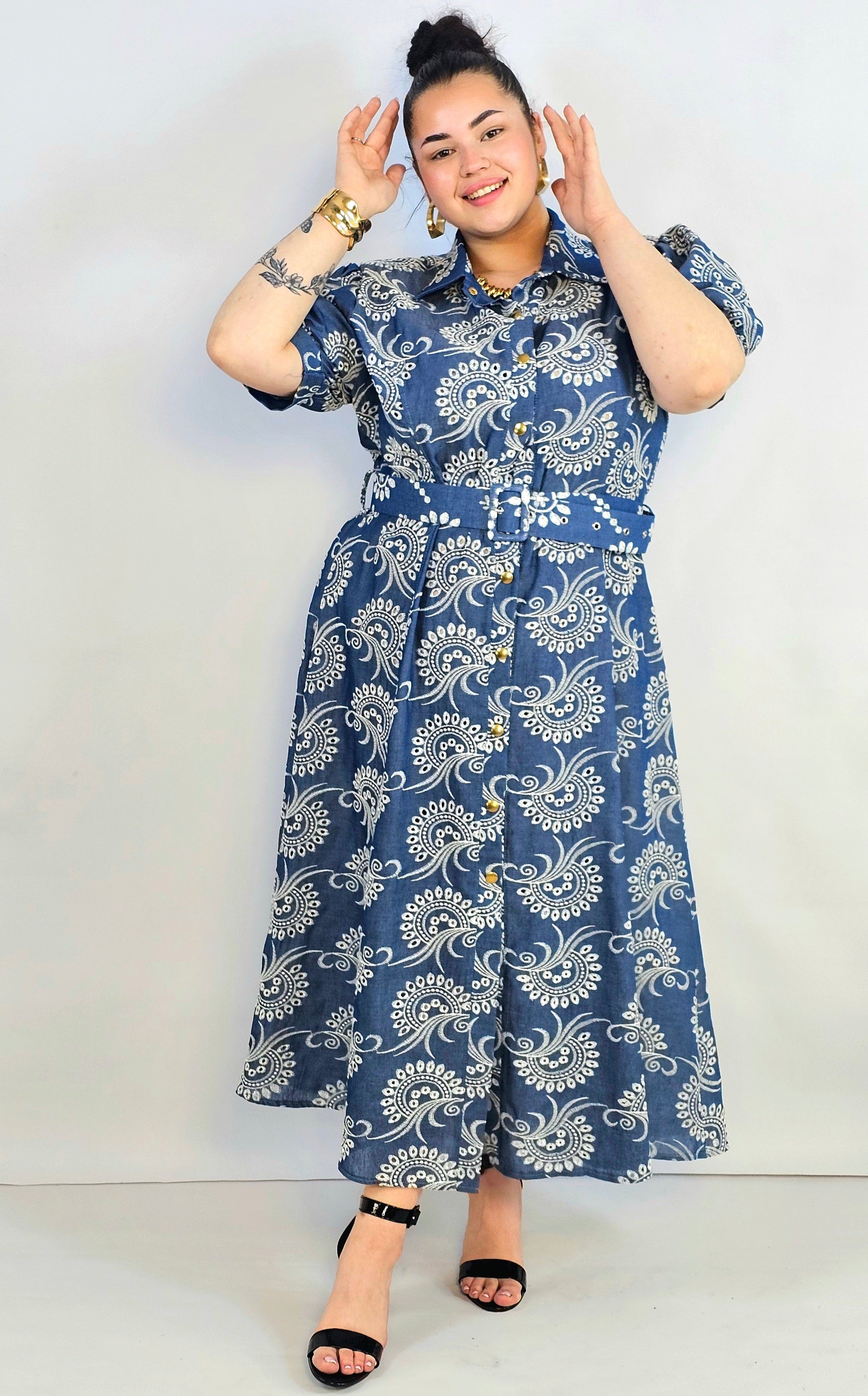 Sukienka plus size jeansowa z haftem – kobieca forma i ponadczasowy charakter Stylowa XL