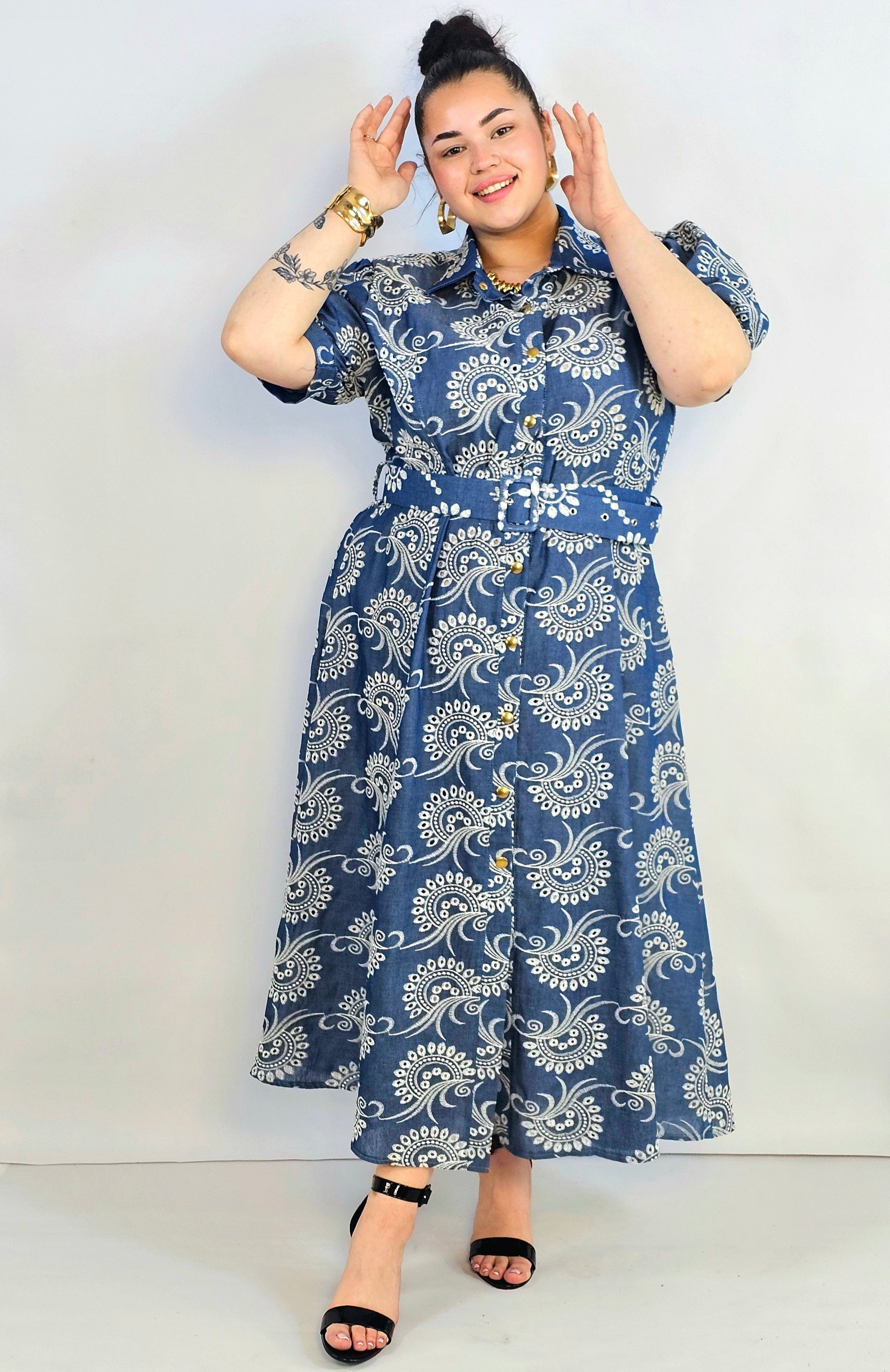 Sukienka plus size jeansowa z haftem – kobieca forma i ponadczasowy charakter Stylowa XL