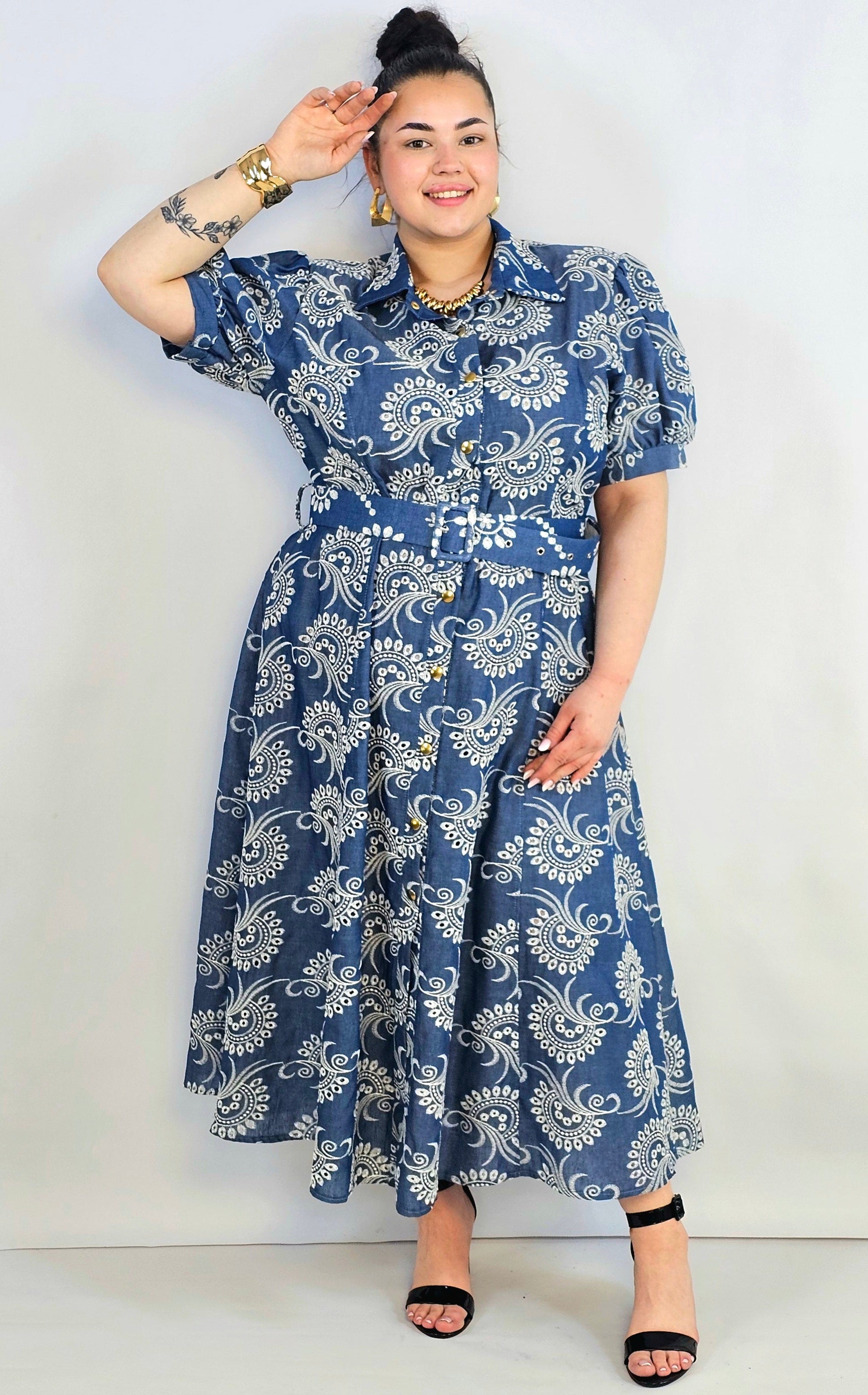Sukienka plus size jeansowa z haftem – kobieca forma i ponadczasowy charakter Stylowa XL