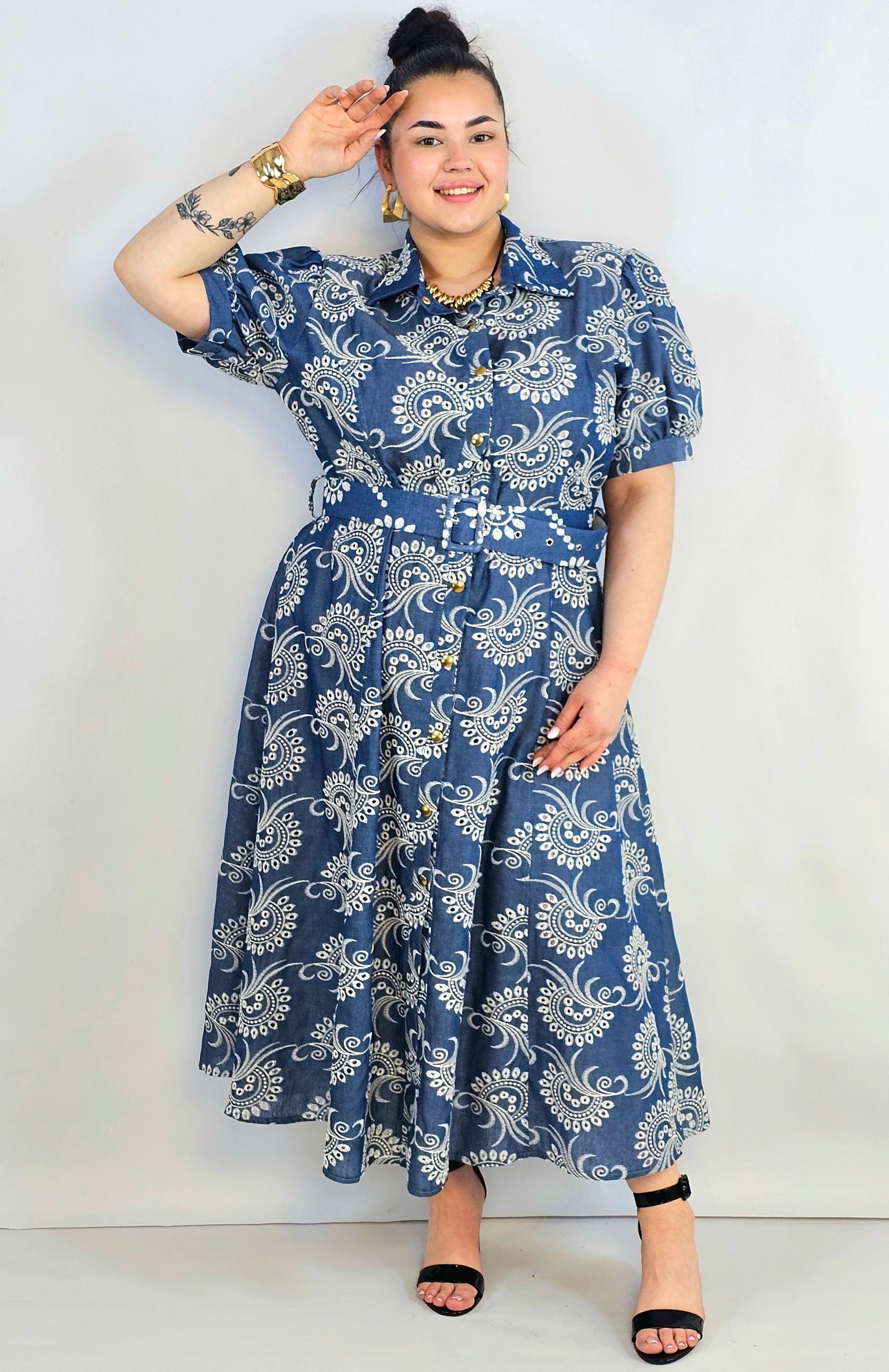 Sukienka plus size jeansowa z haftem – kobieca forma i ponadczasowy charakter Stylowa XL