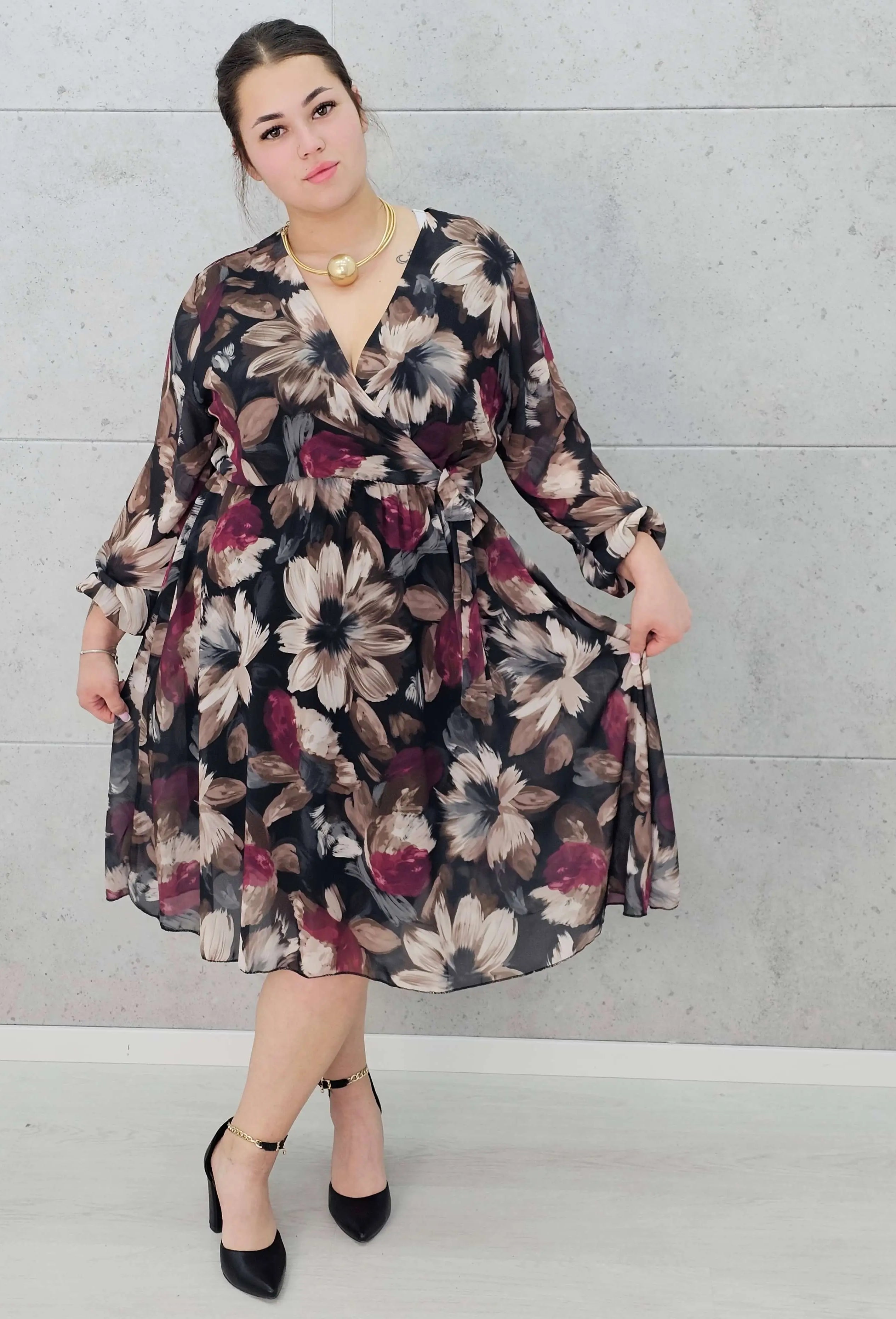 Sukienka plus size kopertowa w kwiaty – elegancka i zwiewna stylizacja XXL Stylowa XL