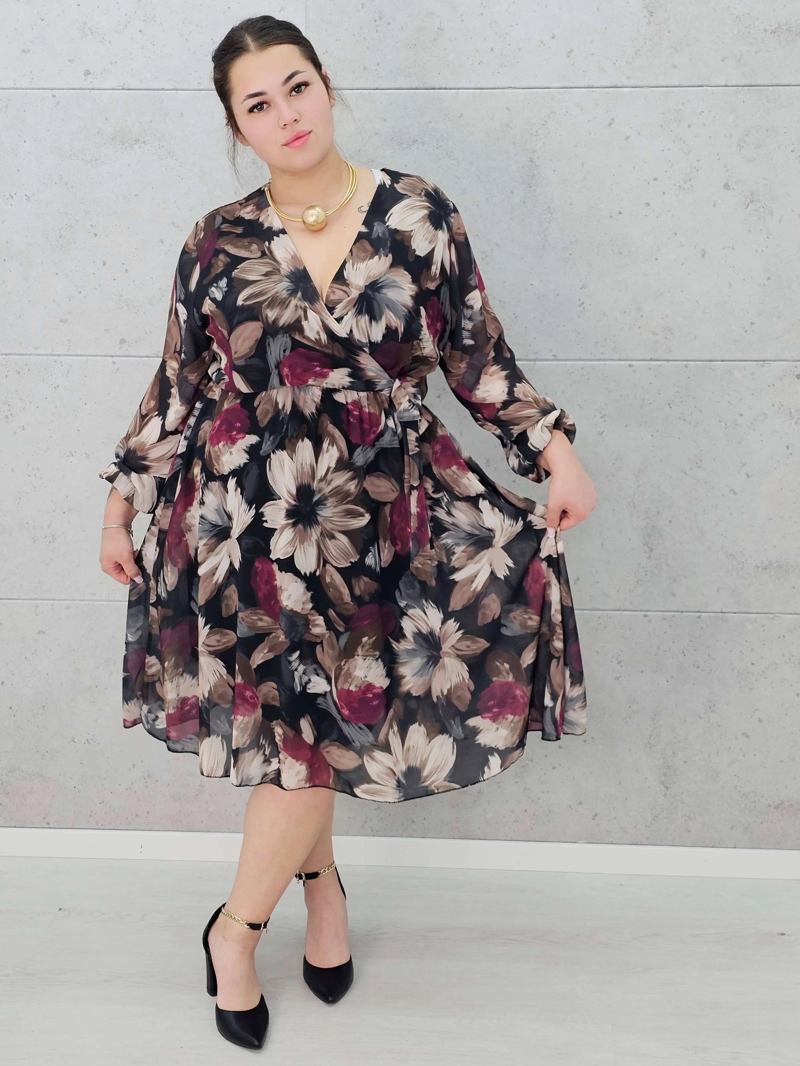 Sukienka plus size kopertowa w kwiaty – elegancka i zwiewna stylizacja XXL Stylowa XL