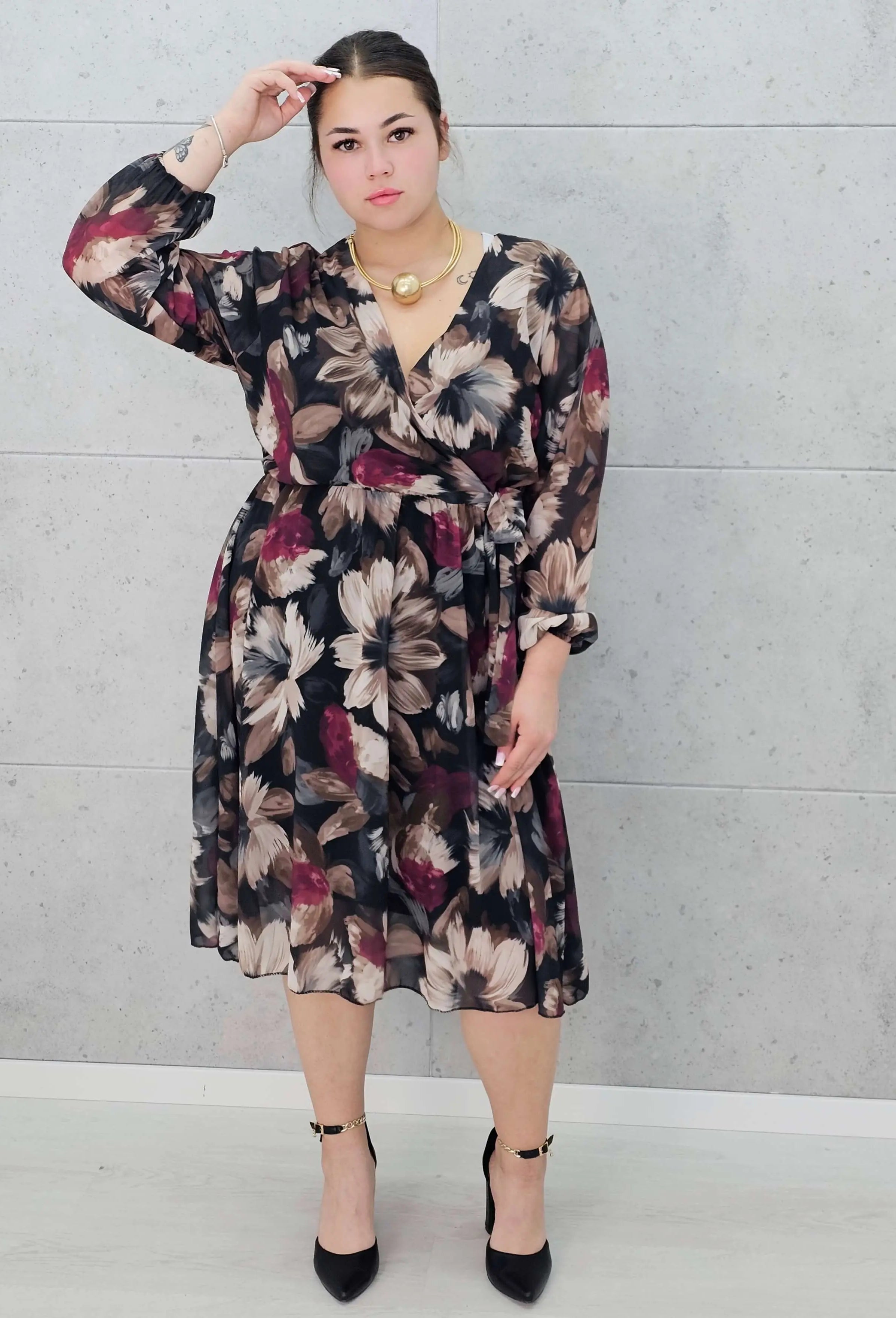 Sukienka plus size kopertowa w kwiaty – elegancka i zwiewna stylizacja XXL Stylowa XL