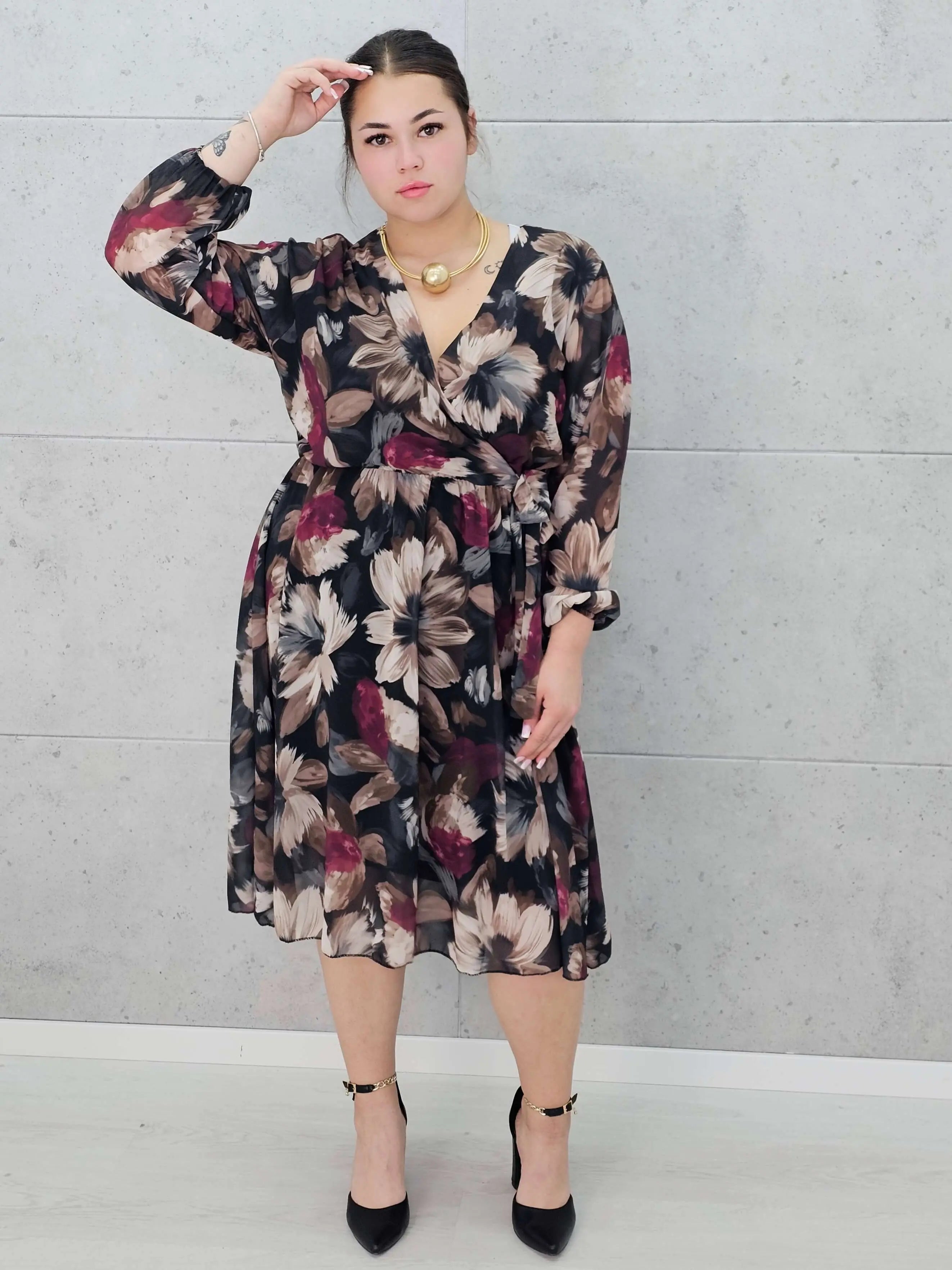 Sukienka plus size kopertowa w kwiaty – elegancka i zwiewna stylizacja XXL Stylowa XL