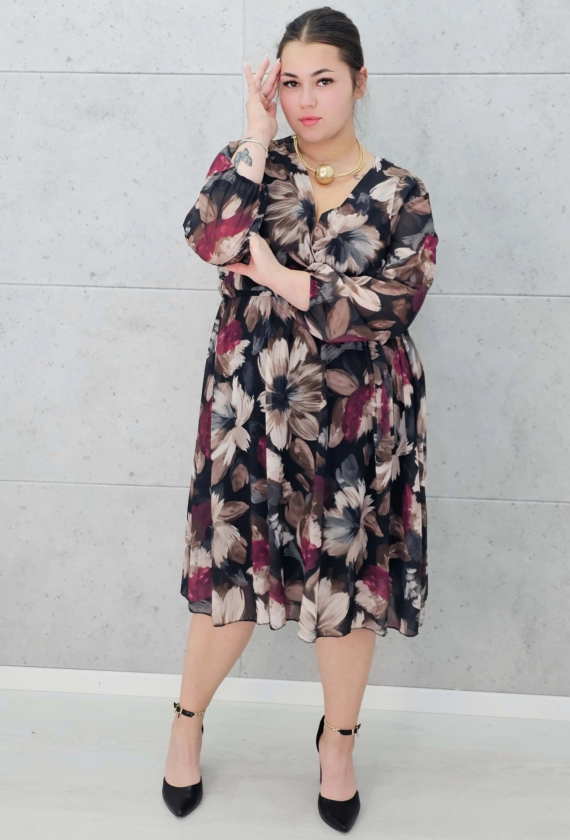 Sukienka plus size kopertowa w kwiaty – elegancka i zwiewna stylizacja XXL Stylowa XL