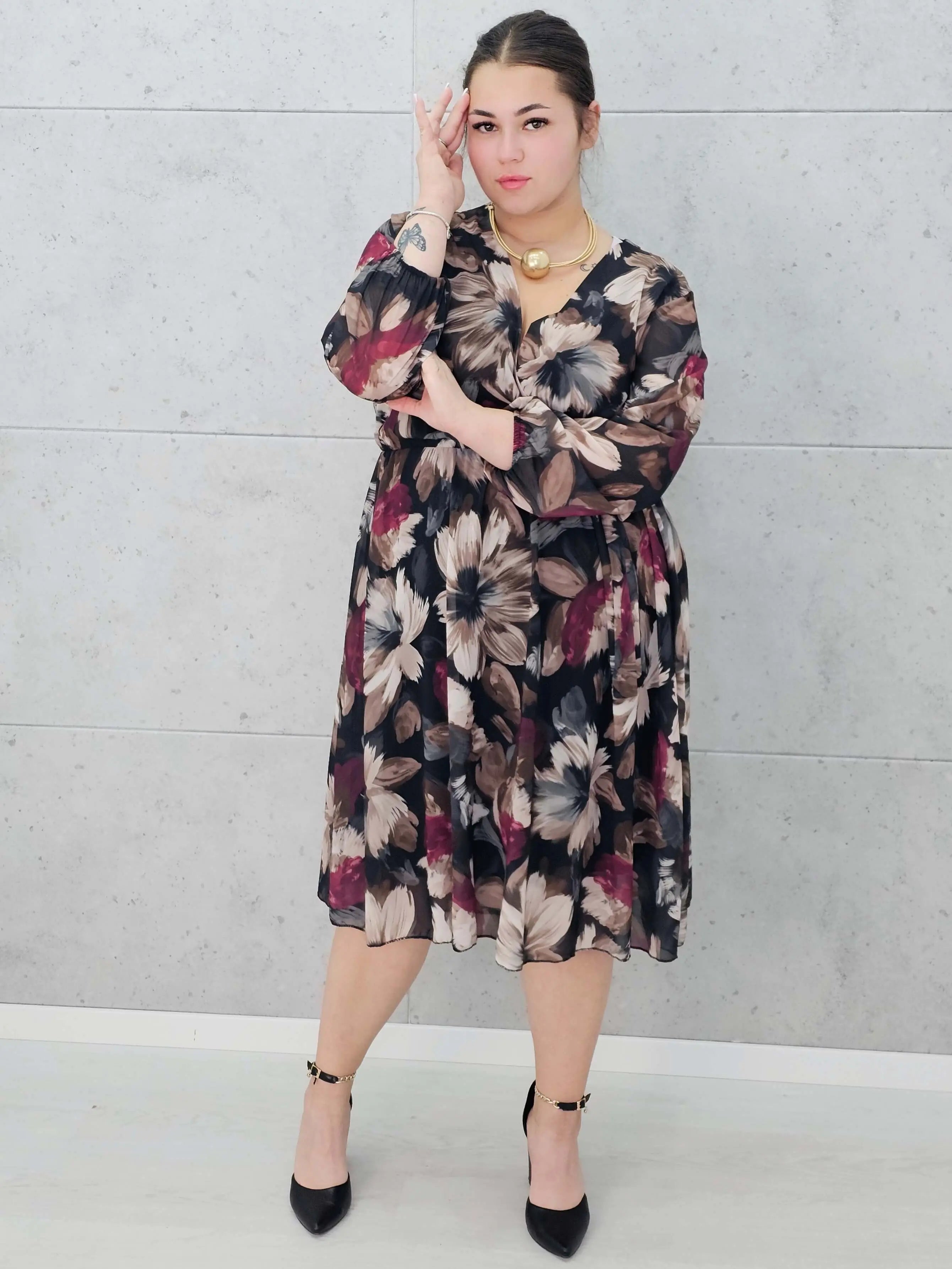 Sukienka plus size kopertowa w kwiaty – elegancka i zwiewna stylizacja XXL Stylowa XL