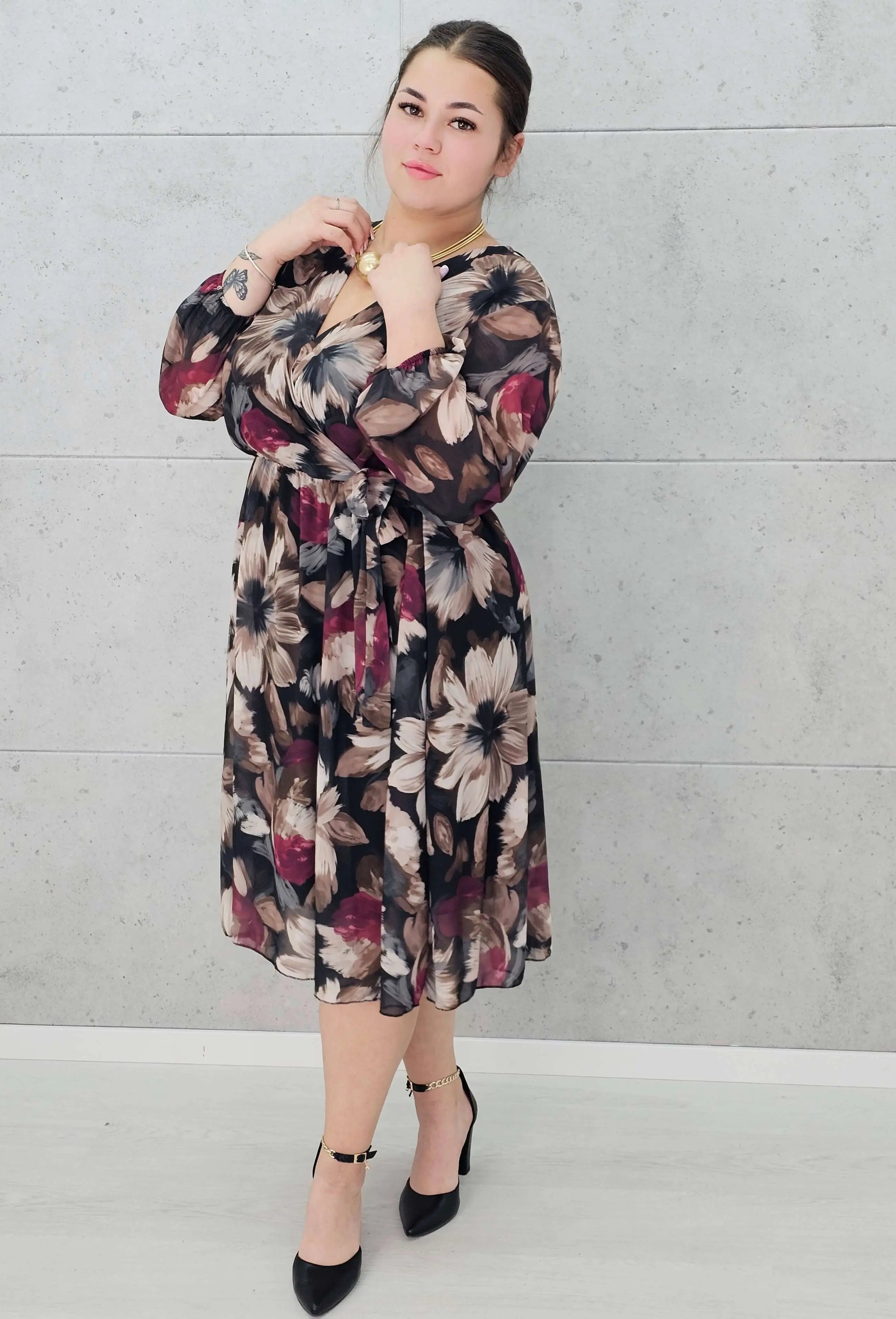 Sukienka plus size kopertowa w kwiaty – elegancka i zwiewna stylizacja XXL Stylowa XL