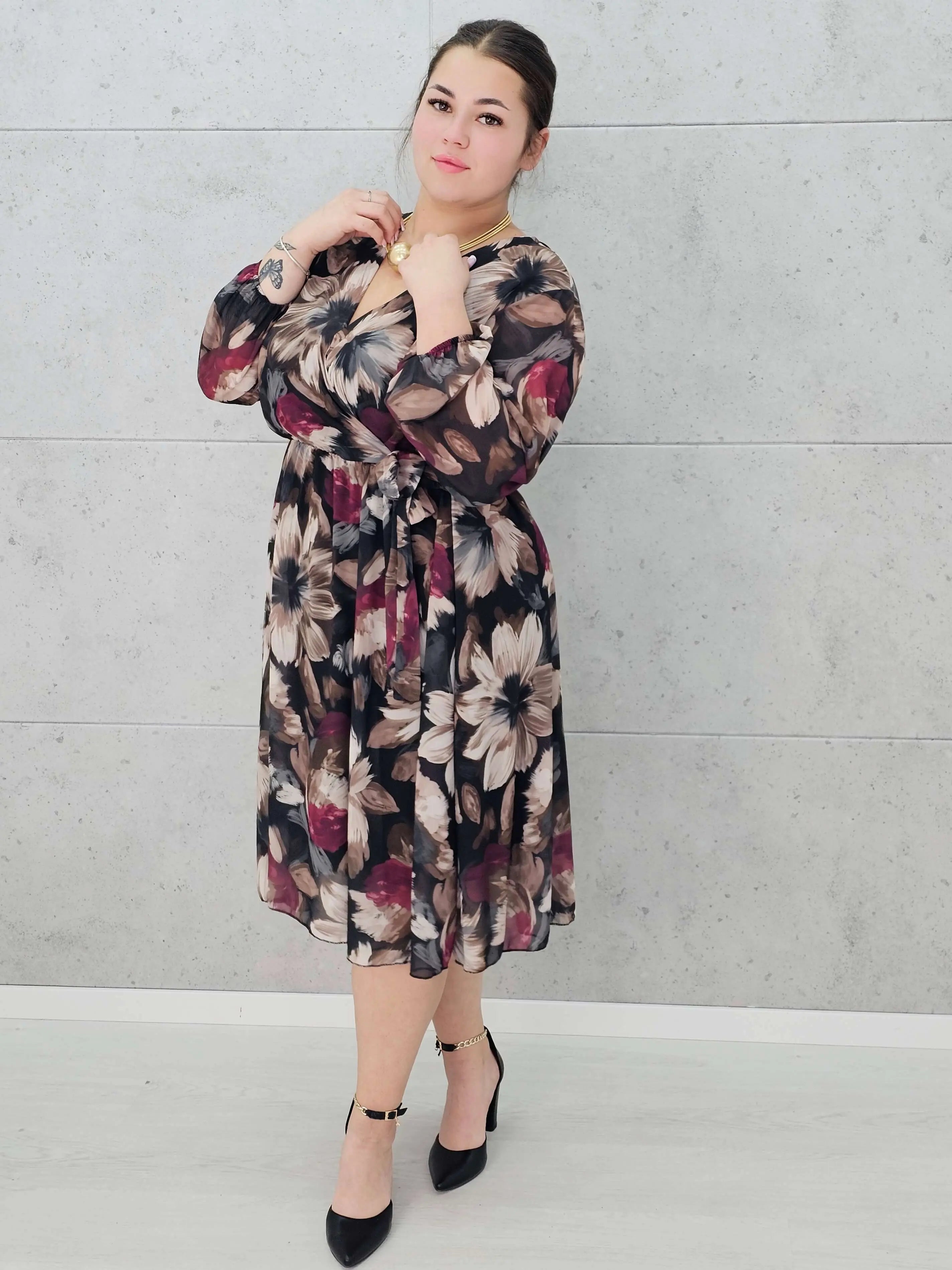 Sukienka plus size kopertowa w kwiaty – elegancka i zwiewna stylizacja XXL Stylowa XL