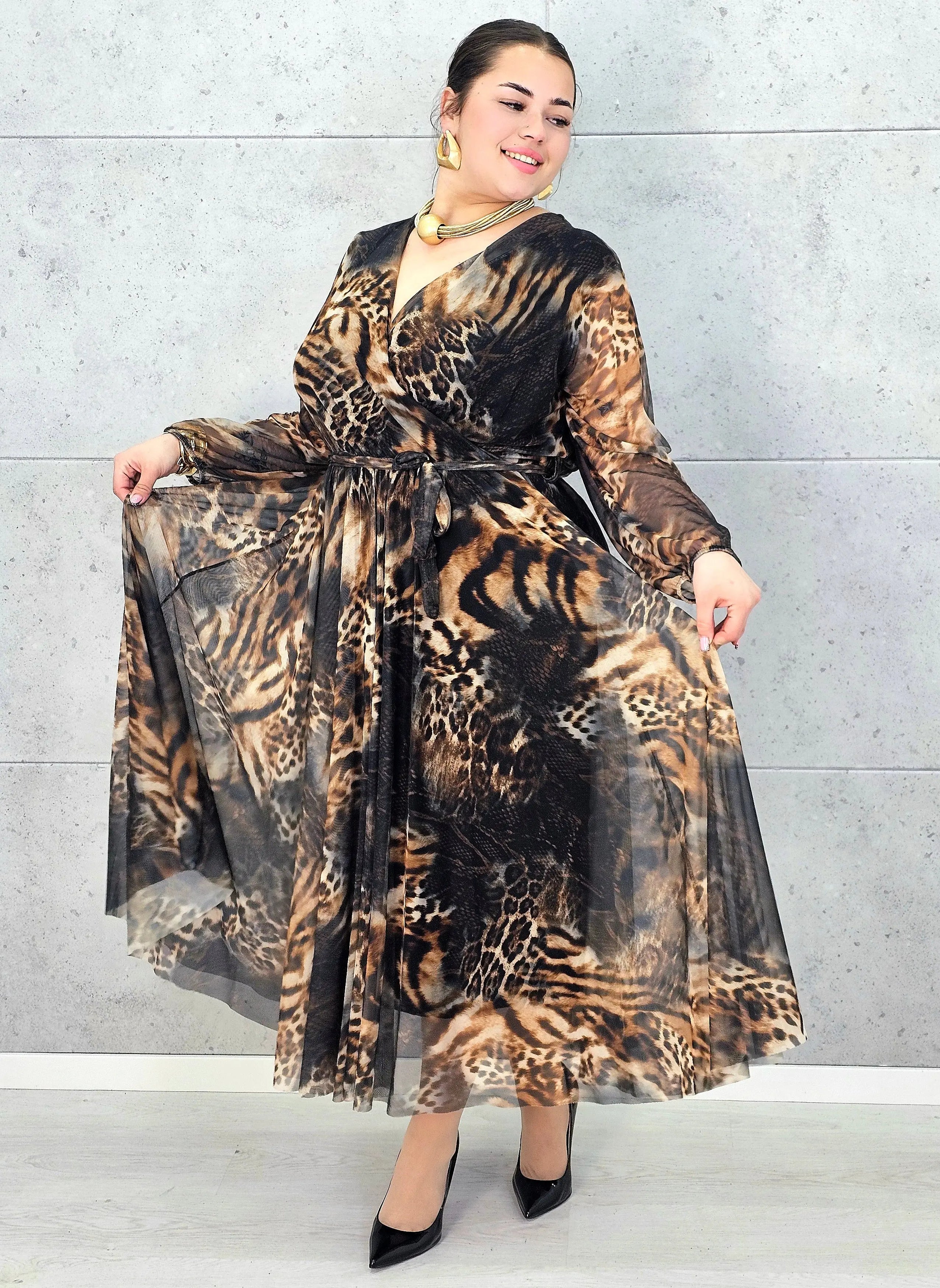 Sukienka plus size kopertowa w panterkowy wzór – elegancja i lekkość Stylowa XL