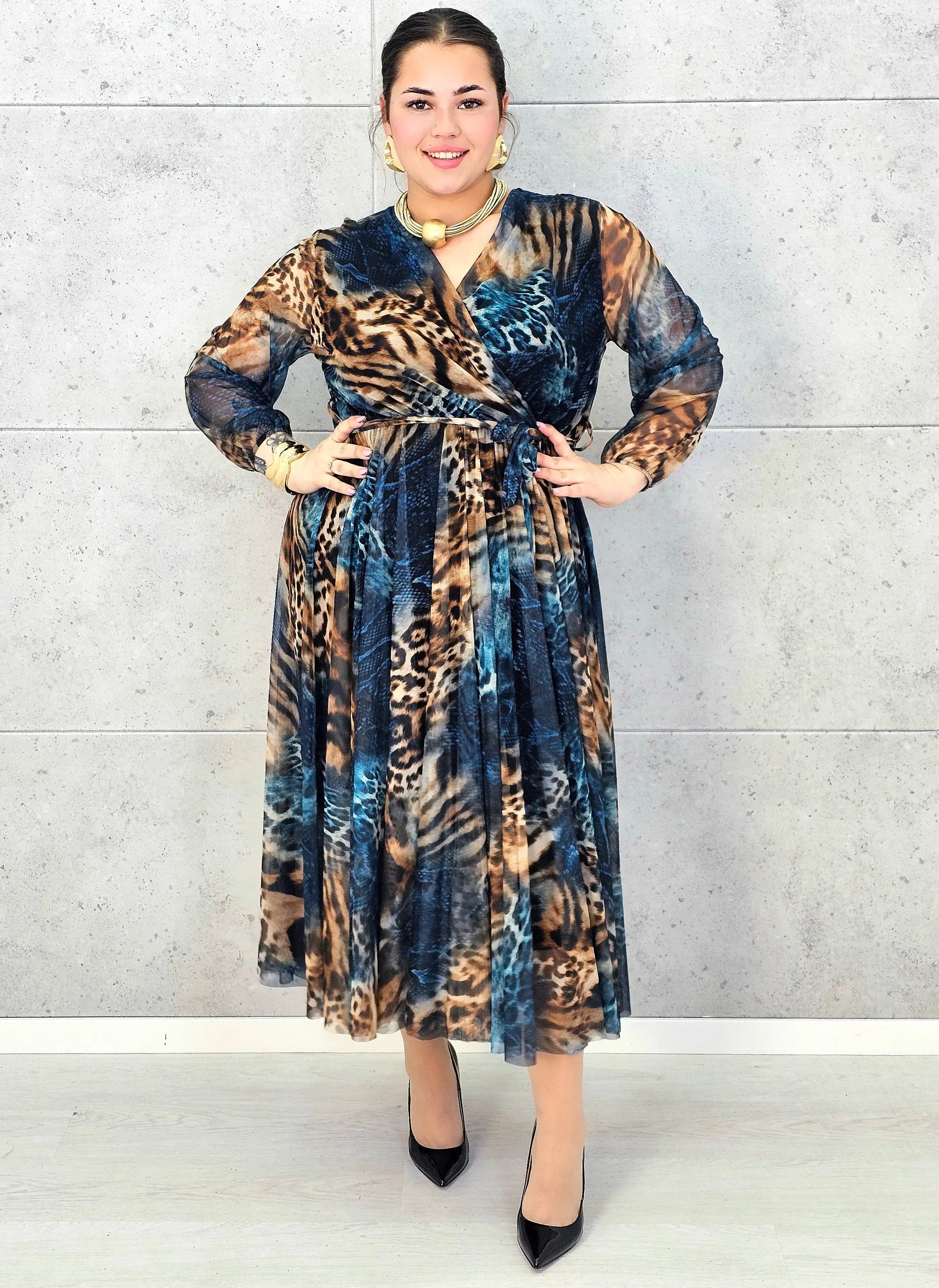 Sukienka plus size kopertowa w panterkowy wzór – elegancja i lekkość Stylowa XL