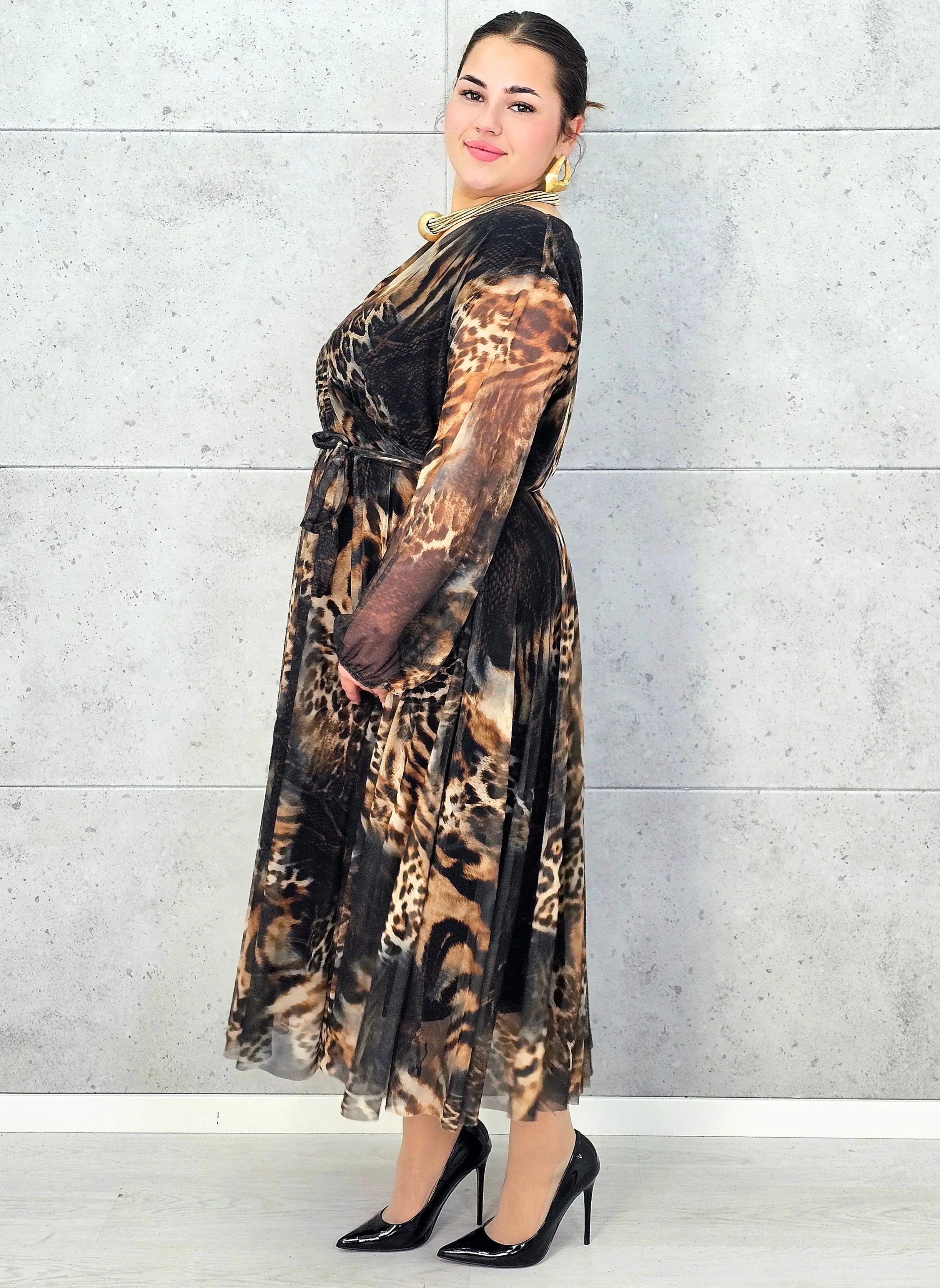 Sukienka plus size kopertowa w panterkowy wzór – elegancja i lekkość Stylowa XL