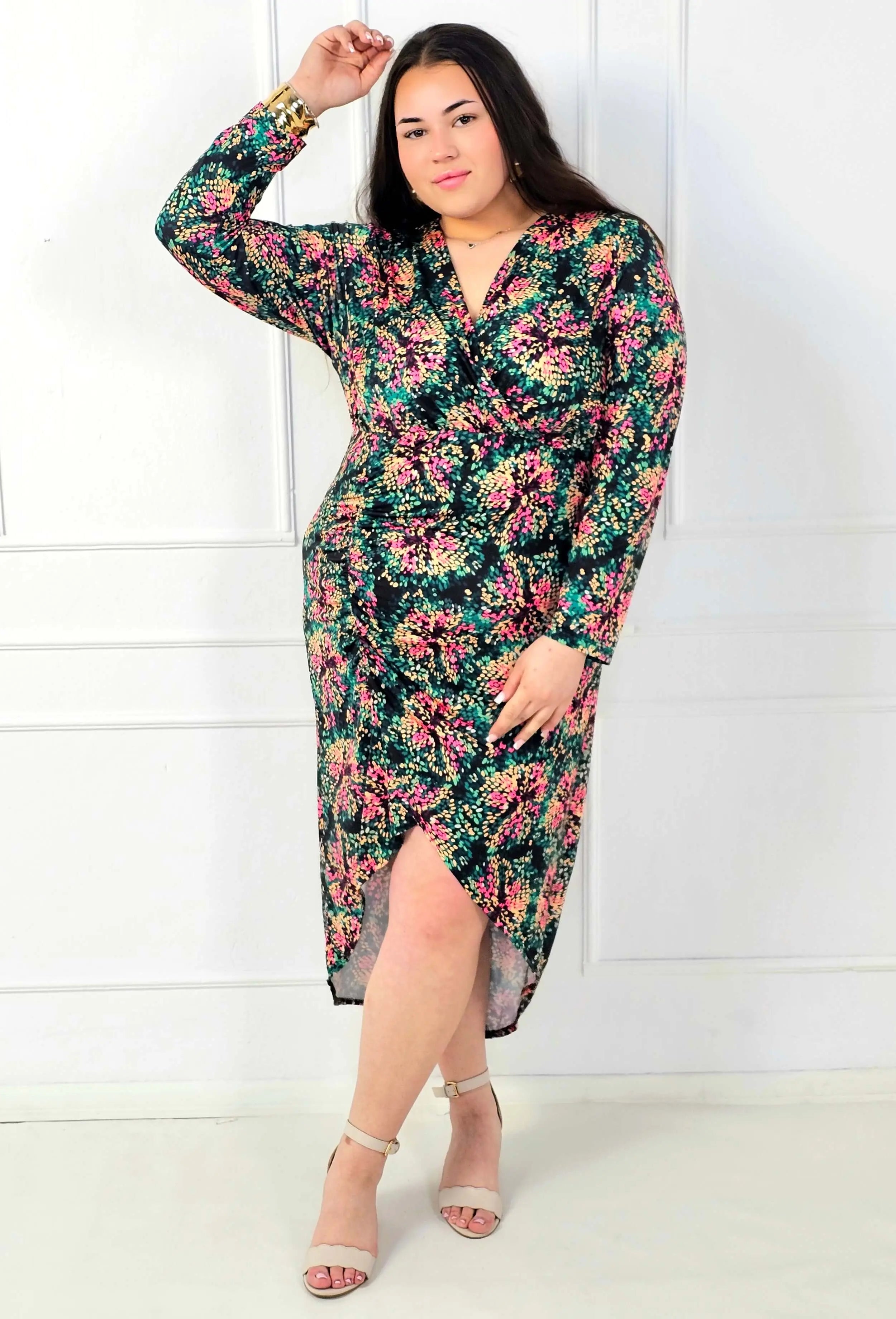 Sukienka plus size kopertowa we wzór kwiatowy – elegancka sukienka XXL z rozcięciem Stylowa XL