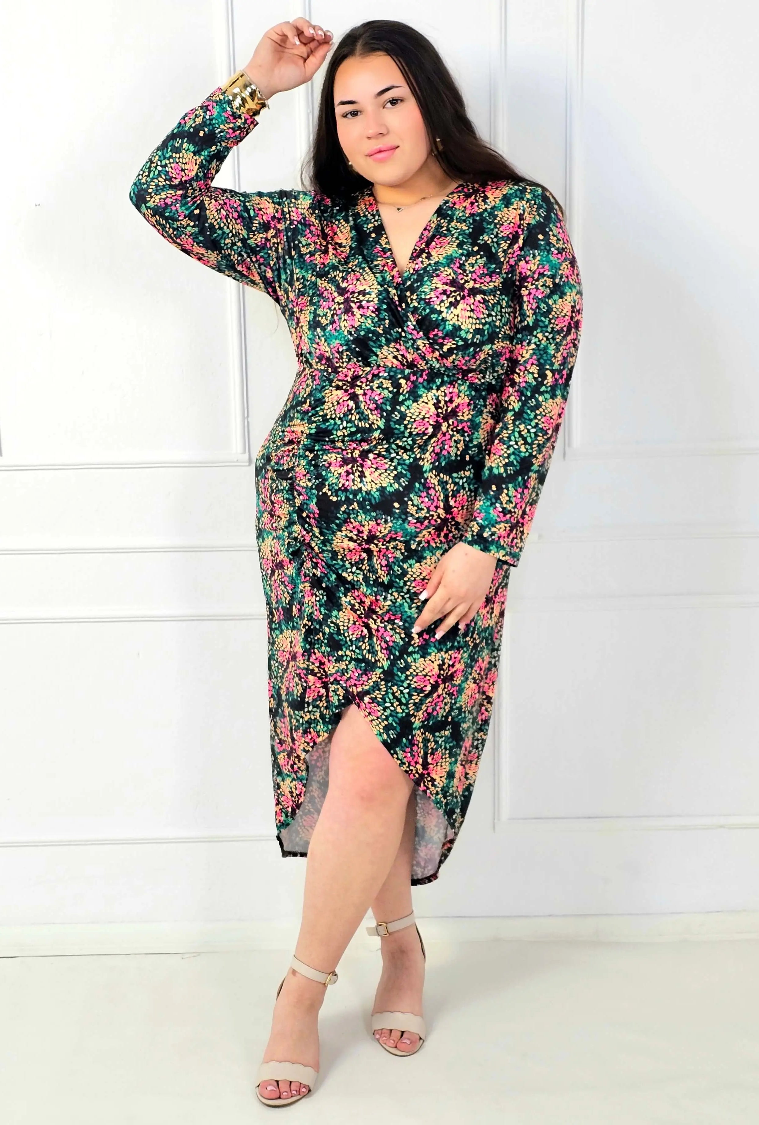 Sukienka plus size kopertowa we wzór kwiatowy – elegancka sukienka XXL z rozcięciem Stylowa XL
