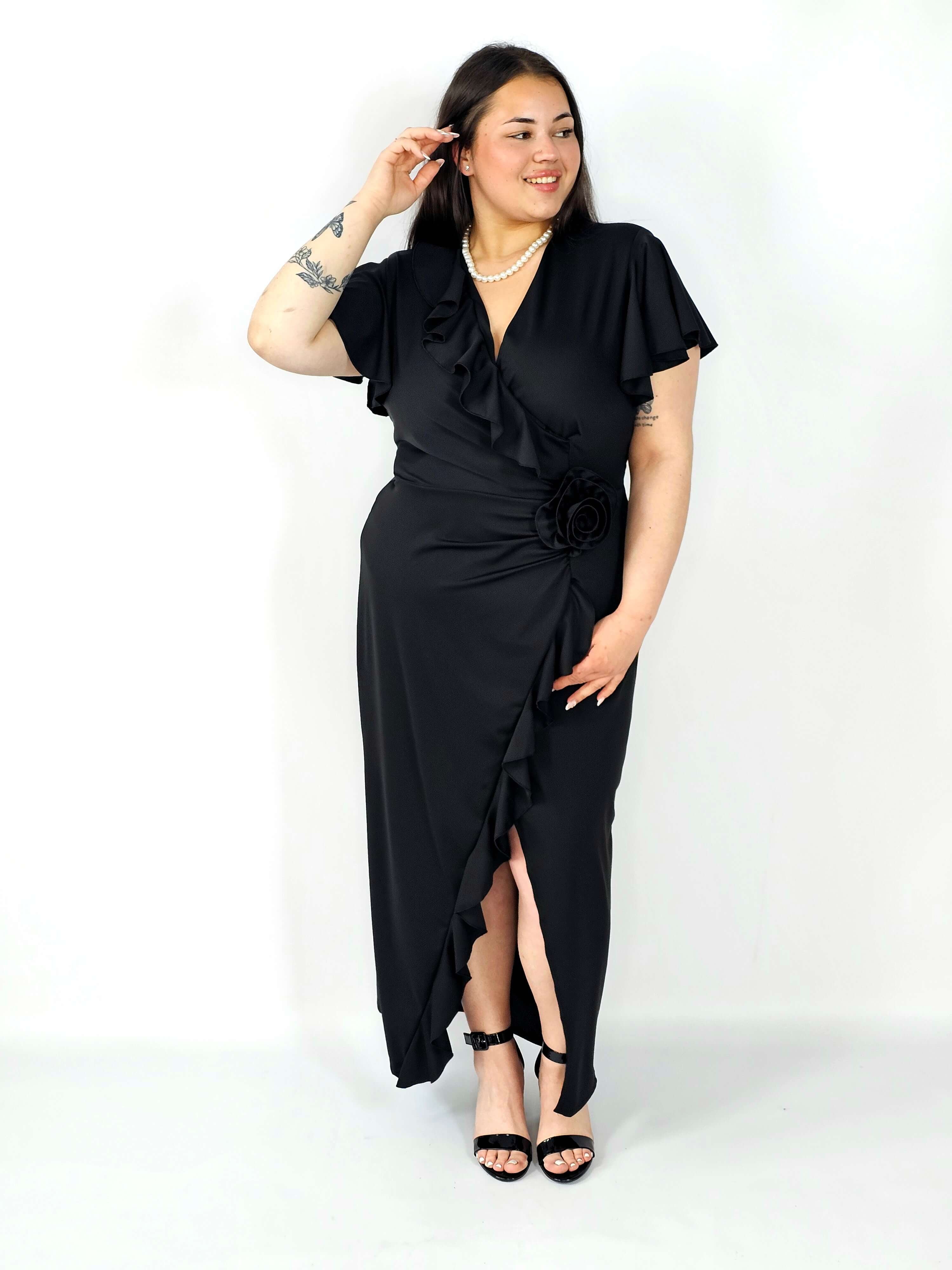 Sukienka plus size kopertowa z falbaną i ozdobnym kwiatem – elegancja w wersji XXL Stylowa XL