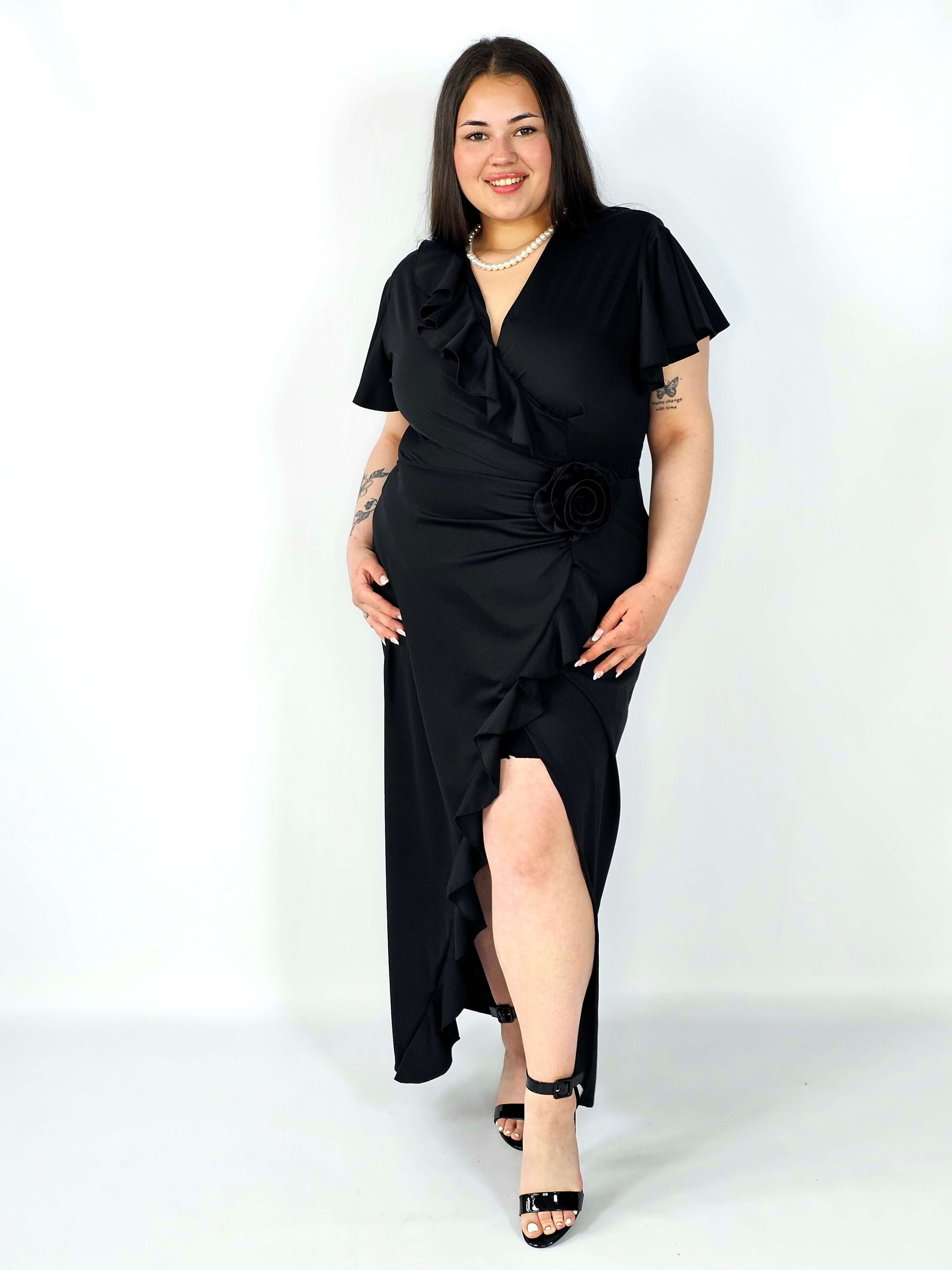 Sukienka plus size kopertowa z falbaną i ozdobnym kwiatem – elegancja w wersji XXL Stylowa XL