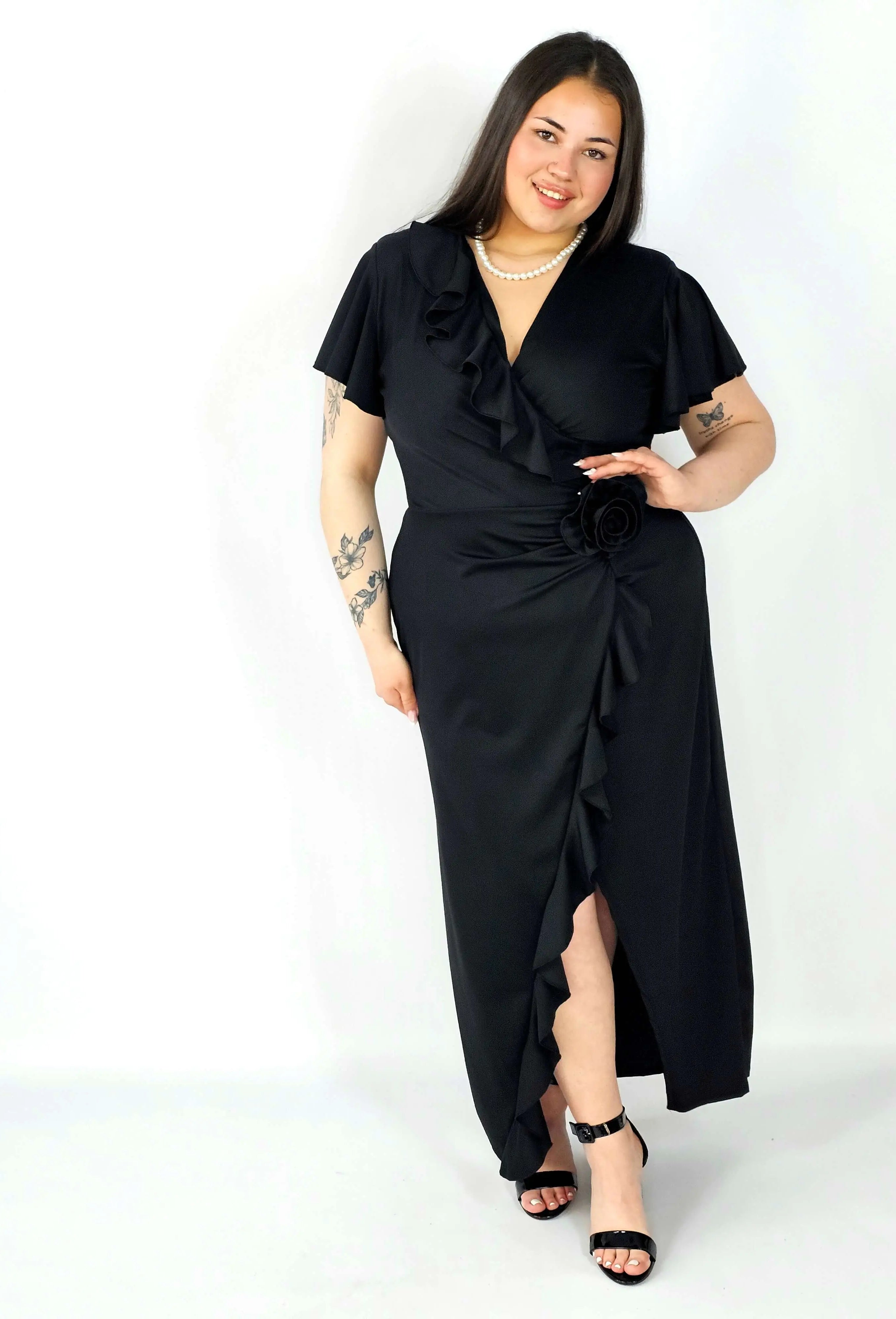 Sukienka plus size kopertowa z falbaną i ozdobnym kwiatem – elegancja w wersji XXL Stylowa XL